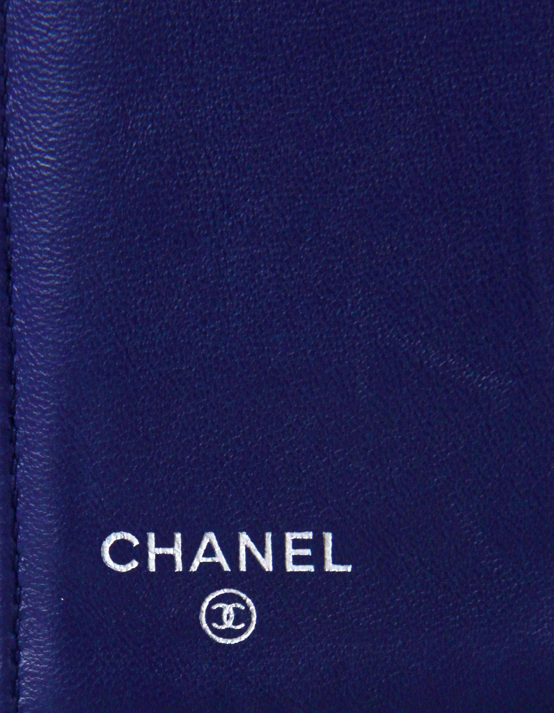 Chanel Blaues gestepptes Portemonnaie aus Lammleder mit Gusset-Klappe im Angebot 4