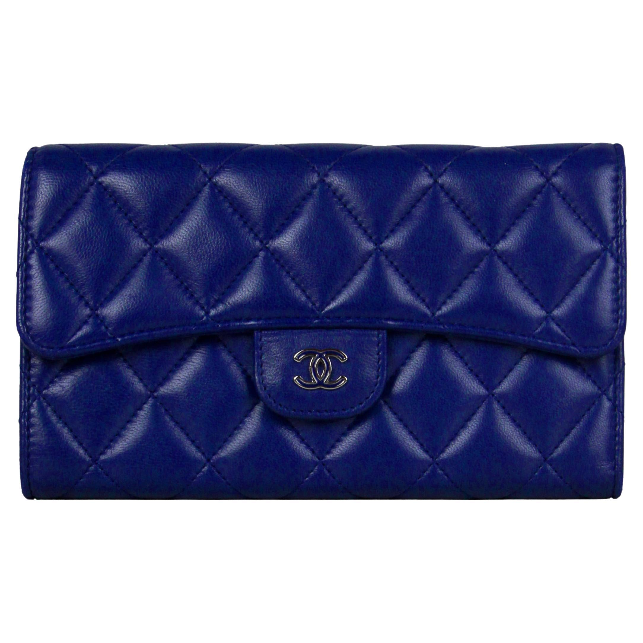 Chanel Blaues gestepptes Portemonnaie aus Lammleder mit Gusset-Klappe im Angebot