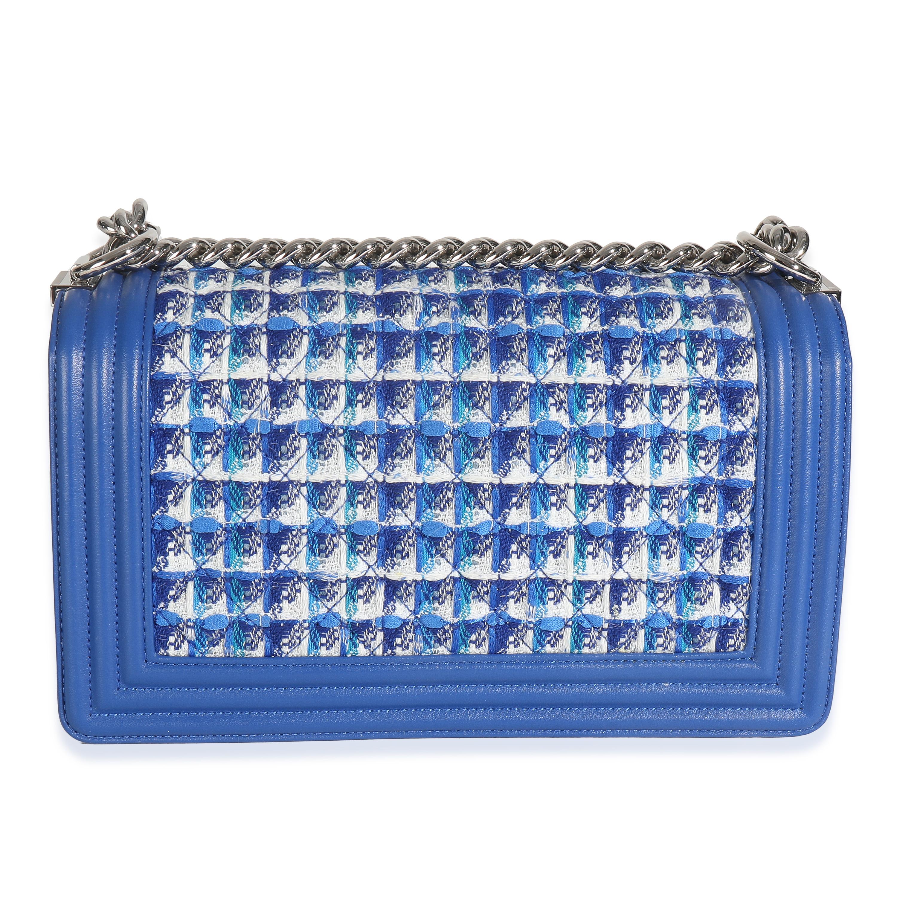 Auflistung Titel: Chanel Blau Lammfell gesteppt Tweed Old Medium Boy Tasche
SKU: Z148329
MSRP: 7200.00 USD
Zustand: Gebraucht 
Bedingung Beschreibung: Die Boy Tasche von Chanel wurde 2011 eingeführt und ist ein echter Klassiker. Die gesteppte Tasche