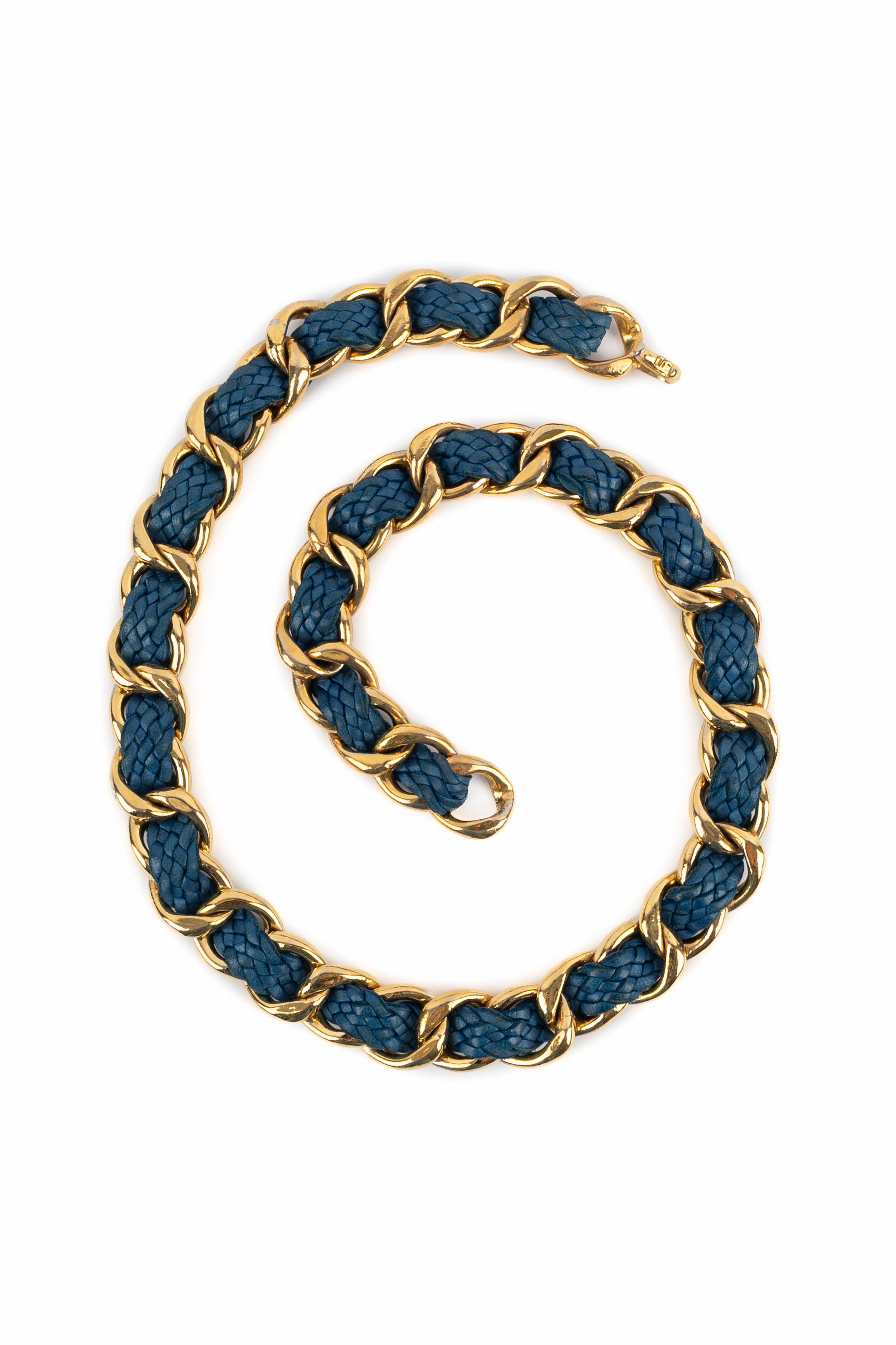 CHANEL - (Fabriqué en France) Ceinture en chaîne de métal doré et cuir bleu tressé. Accessoire des années 1990 sous la direction artistique de Karl Lagerfeld.

Condit :
Bon état

Dimensions :
Longueur : 76 cm

SKU:CCB43