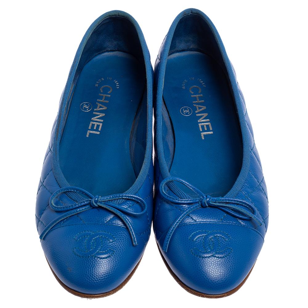 Minimalistic yet fashionable, these Chanel ballet flats are perfect for channeling an air of elegance. These flats are crafted from quilted leather and feature cap toes with the signature CC logo stitch detailing. They also flaunt bows at the front