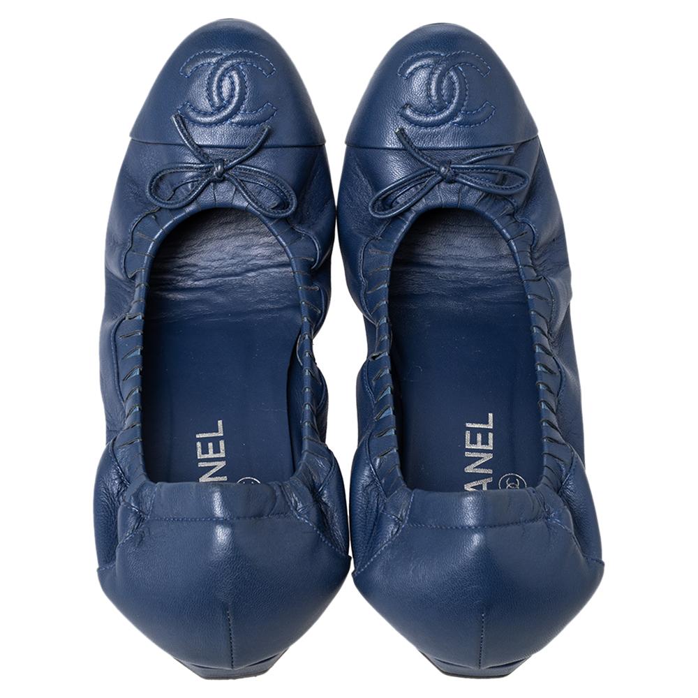 Classy and elegant, this pair of Chanel flats will complete any look. Their leather exterior combines cap-toes with the CC logo while the uppers have a bow detail. These striking ballet flats feature interiors lined with leather and come with rubber