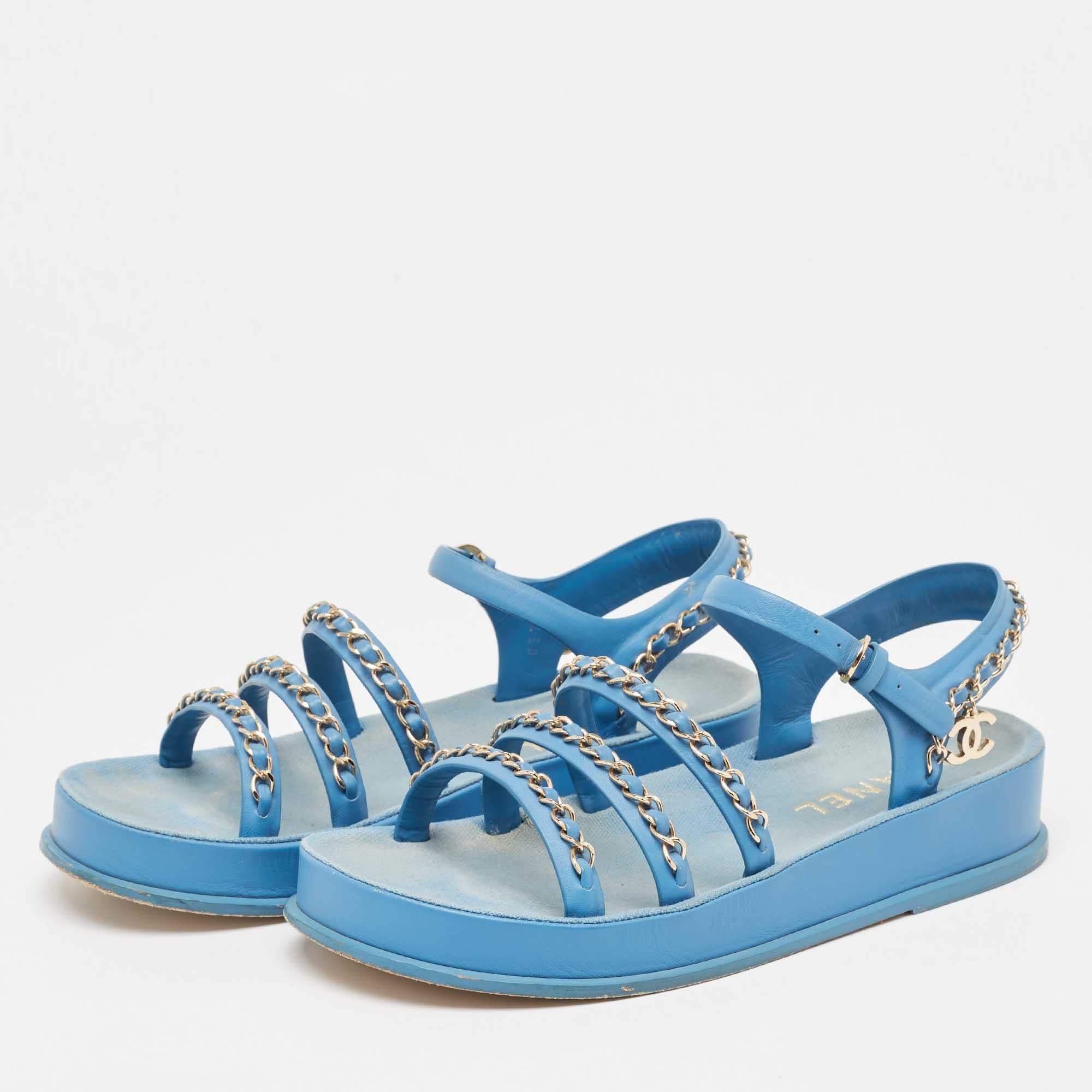 These sandals will frame your feet in an elegant manner. Crafted from quality materials they display a classy design and comfortable insoles.
