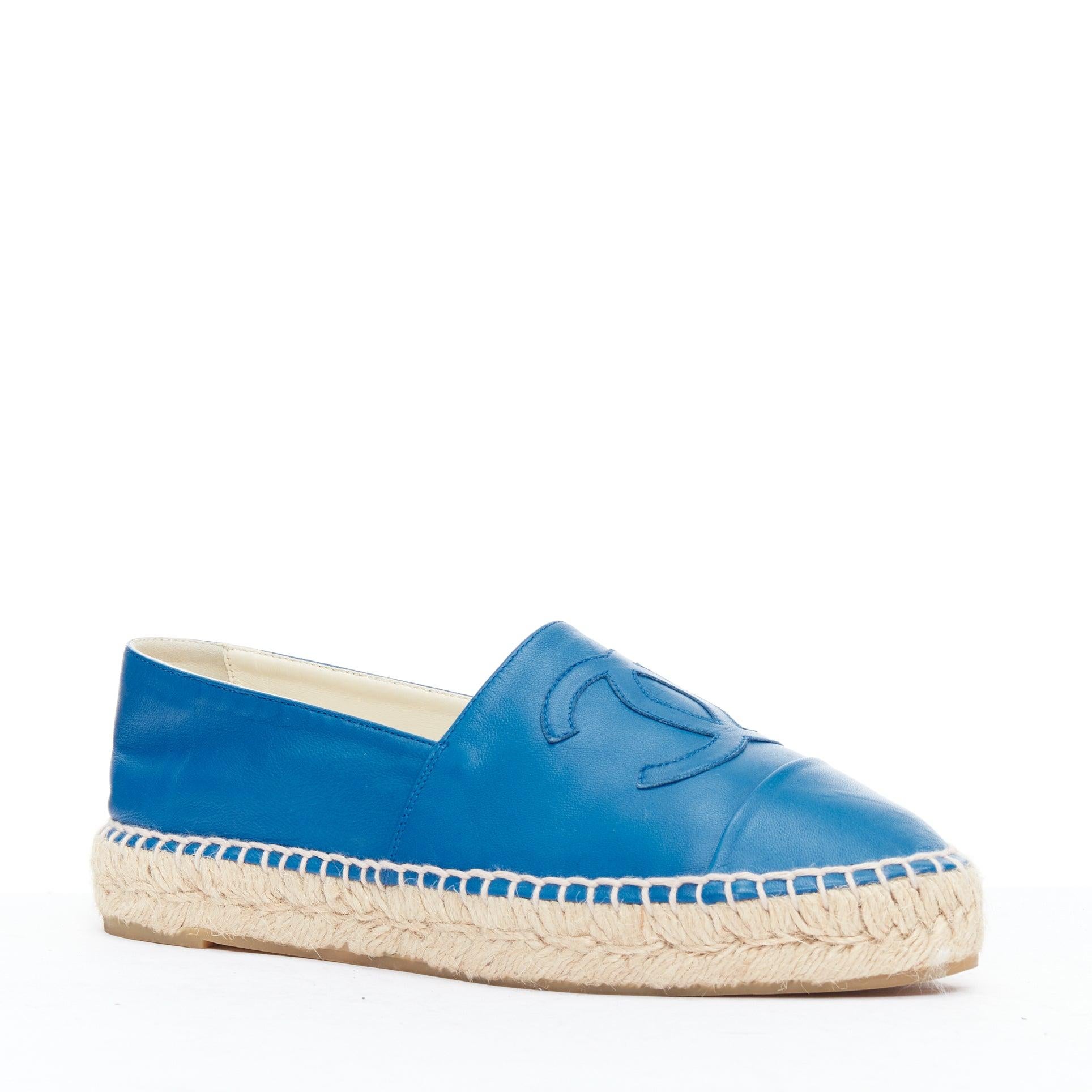 Blue CHANEL blue leather CC logo jute espadrille shoes EU38 For Sale