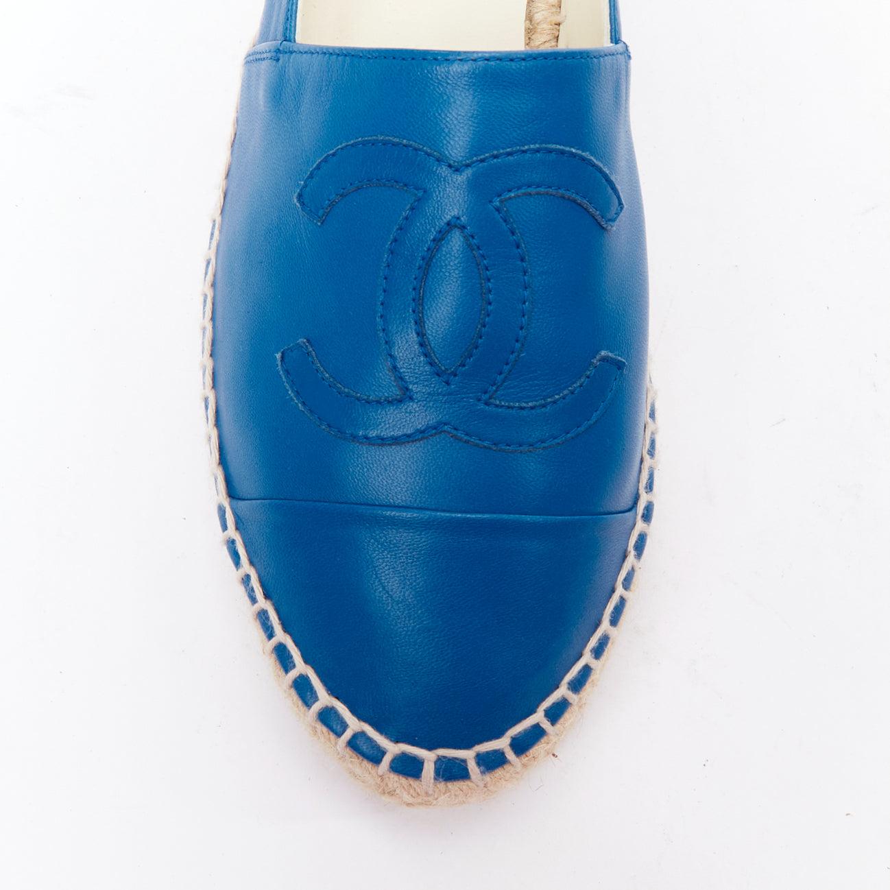CHANEL blue leather CC logo jute espadrille shoes EU38 For Sale 1