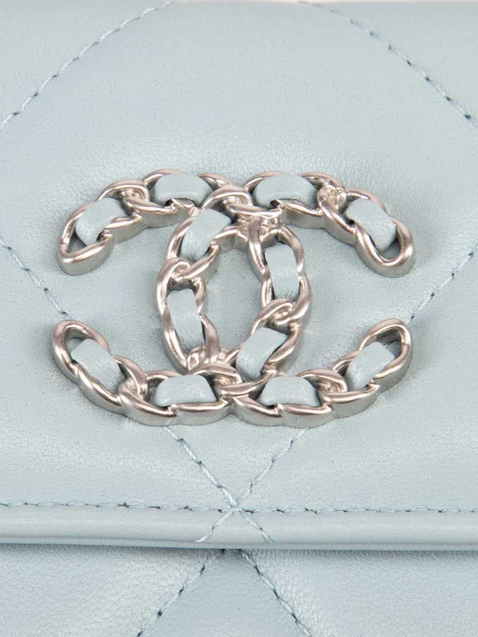 Portefeuille en cuir bleu Chanel 19 Mini Chain Cardholder Wallet en vente 2