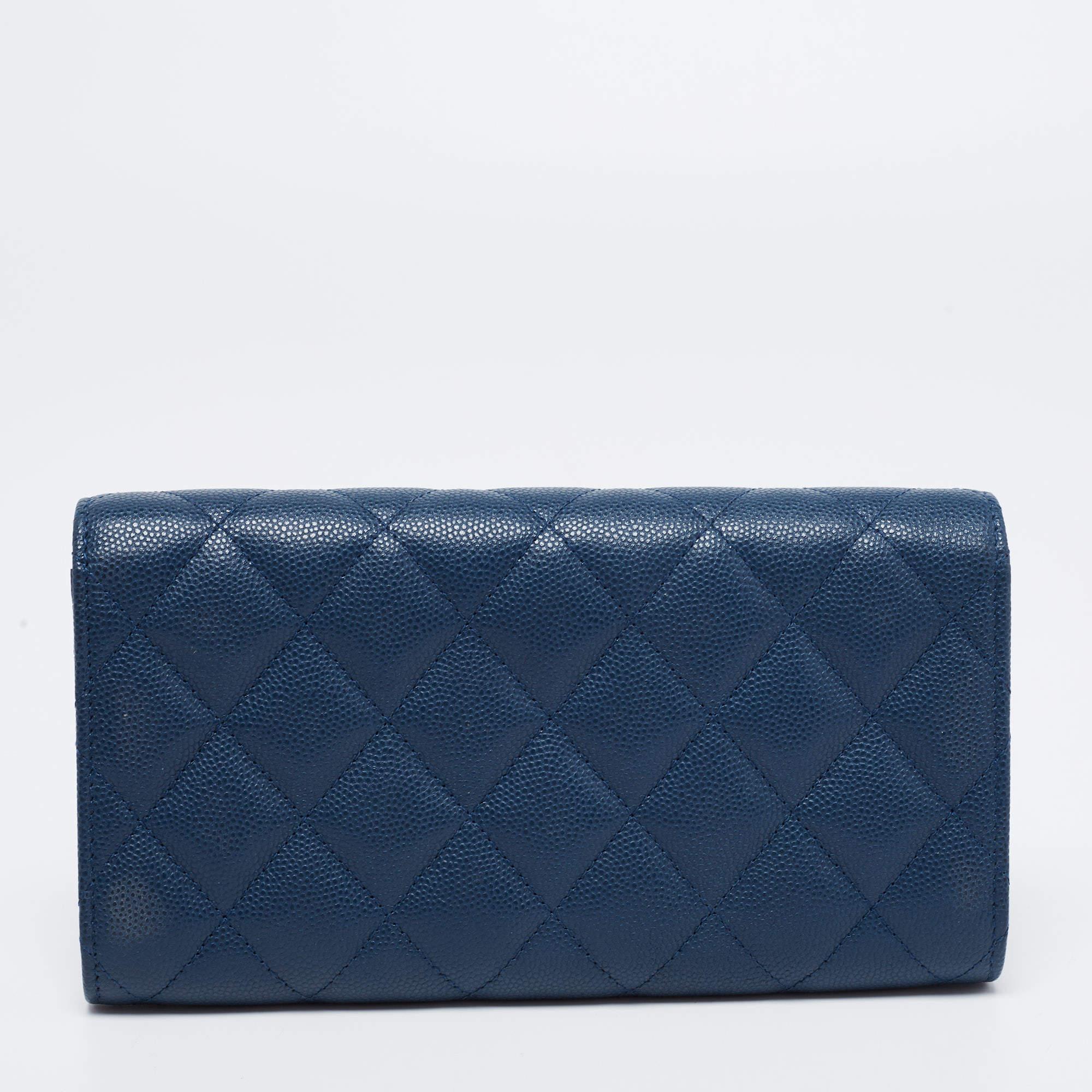 This Classic Flap wallet is enriched with historic details and functional elements. It can be conveniently carried around, and it is adorned with silver-tone accents. With a refined construction, it comes made from quilted leather, and the signature