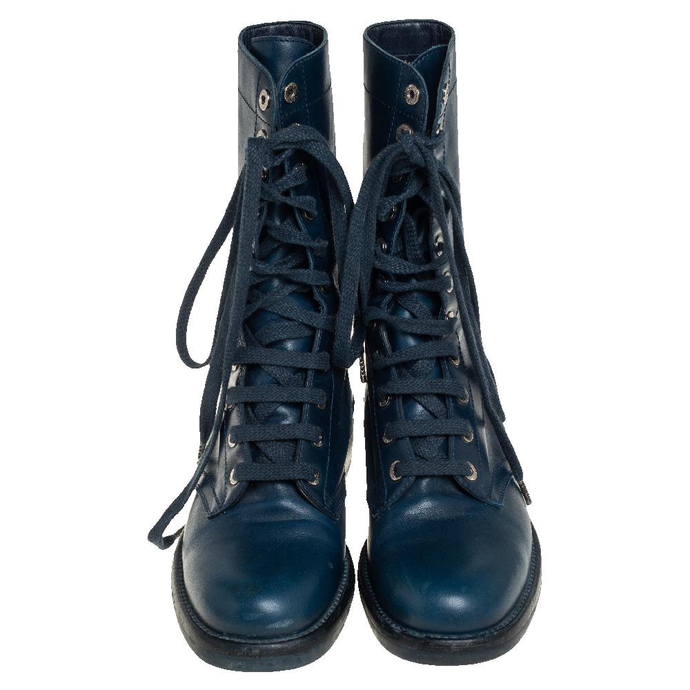 Embrace current trends and treat yourself with these Combat boots by Chanel now! They have been crafted from quality leather in blue and have rounded cap toes. They have lace-ups and CC logo on the rear side.

