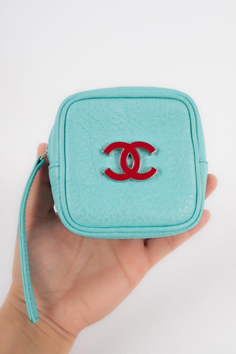 Chanel - (Made in Italy) Blaue Minihandtasche aus Leder mit einem rot emaillierten cc-Logo aus silbernem Metall. Verkauft mit einer Seriennummer. 2003/2004 Collection'S. Stück aus dem Verkauf. Zu erwähnen ist, dass sich ein Fleck auf dem Leder