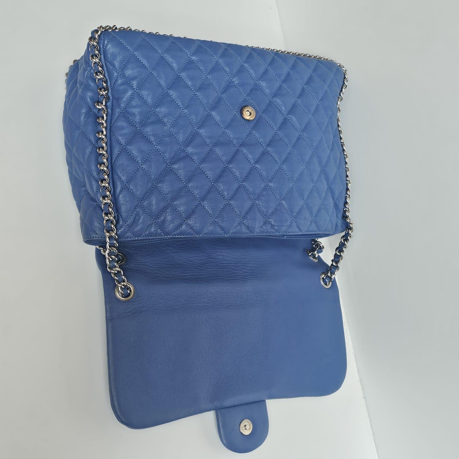 Chanel - Sac à rabat en cuir matelassé avec chaîne, bleu en vente 6