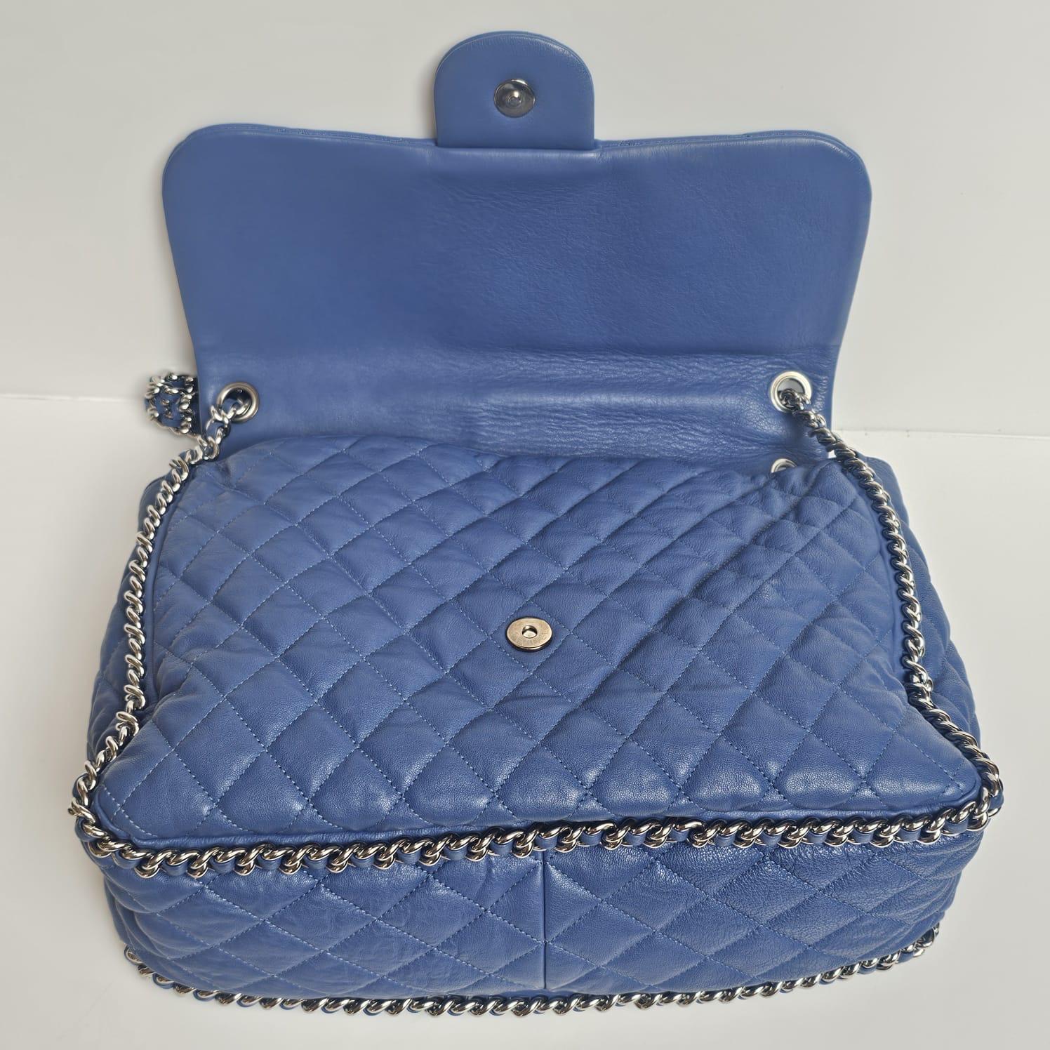 Chanel - Sac à rabat en cuir matelassé avec chaîne, bleu en vente 7