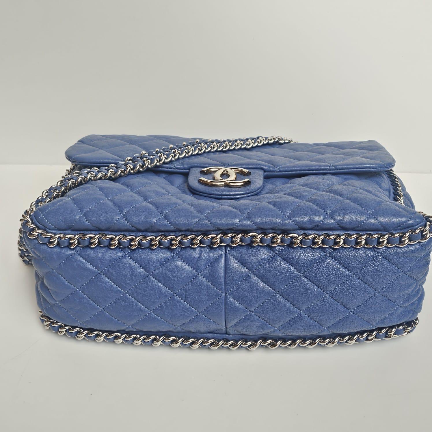 Chanel - Sac à rabat en cuir matelassé avec chaîne, bleu en vente 9