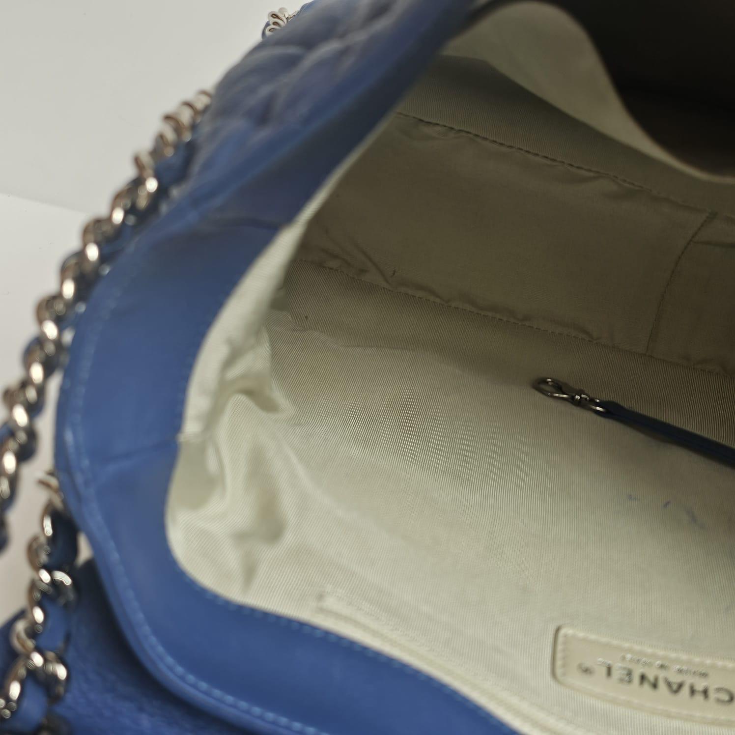Chanel - Sac à rabat en cuir matelassé avec chaîne, bleu en vente 10