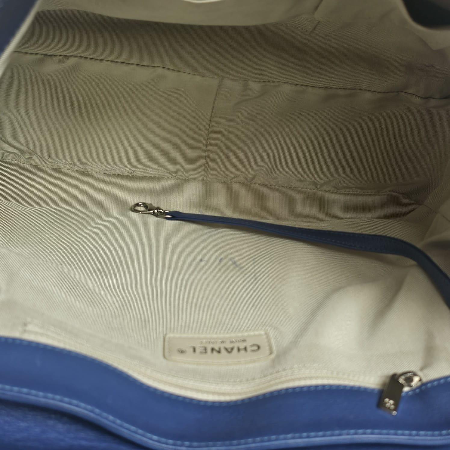 Chanel - Sac à rabat en cuir matelassé avec chaîne, bleu en vente 11