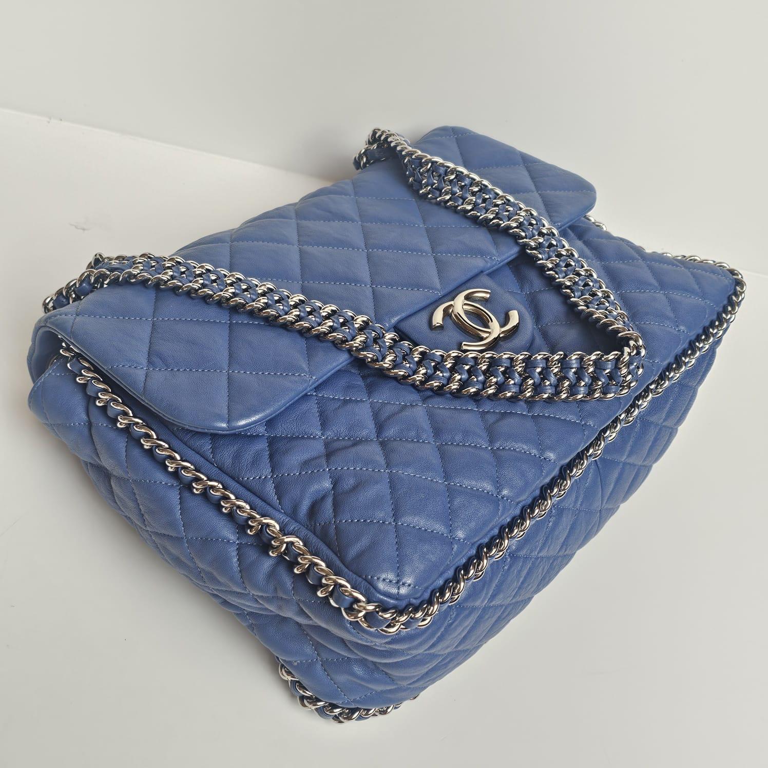 Gris Chanel - Sac à rabat en cuir matelassé avec chaîne, bleu en vente