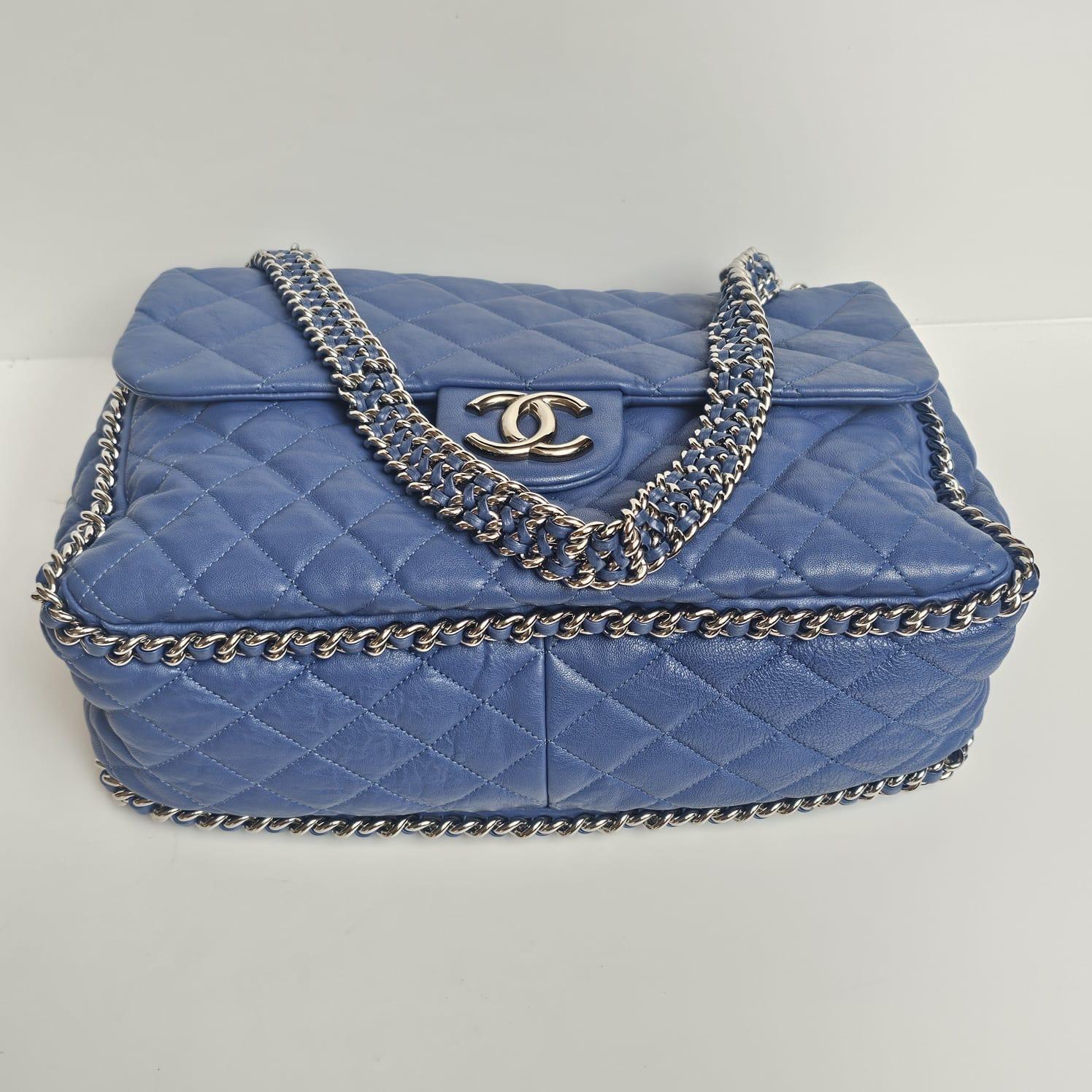 Chanel - Sac à rabat en cuir matelassé avec chaîne, bleu Unisexe en vente