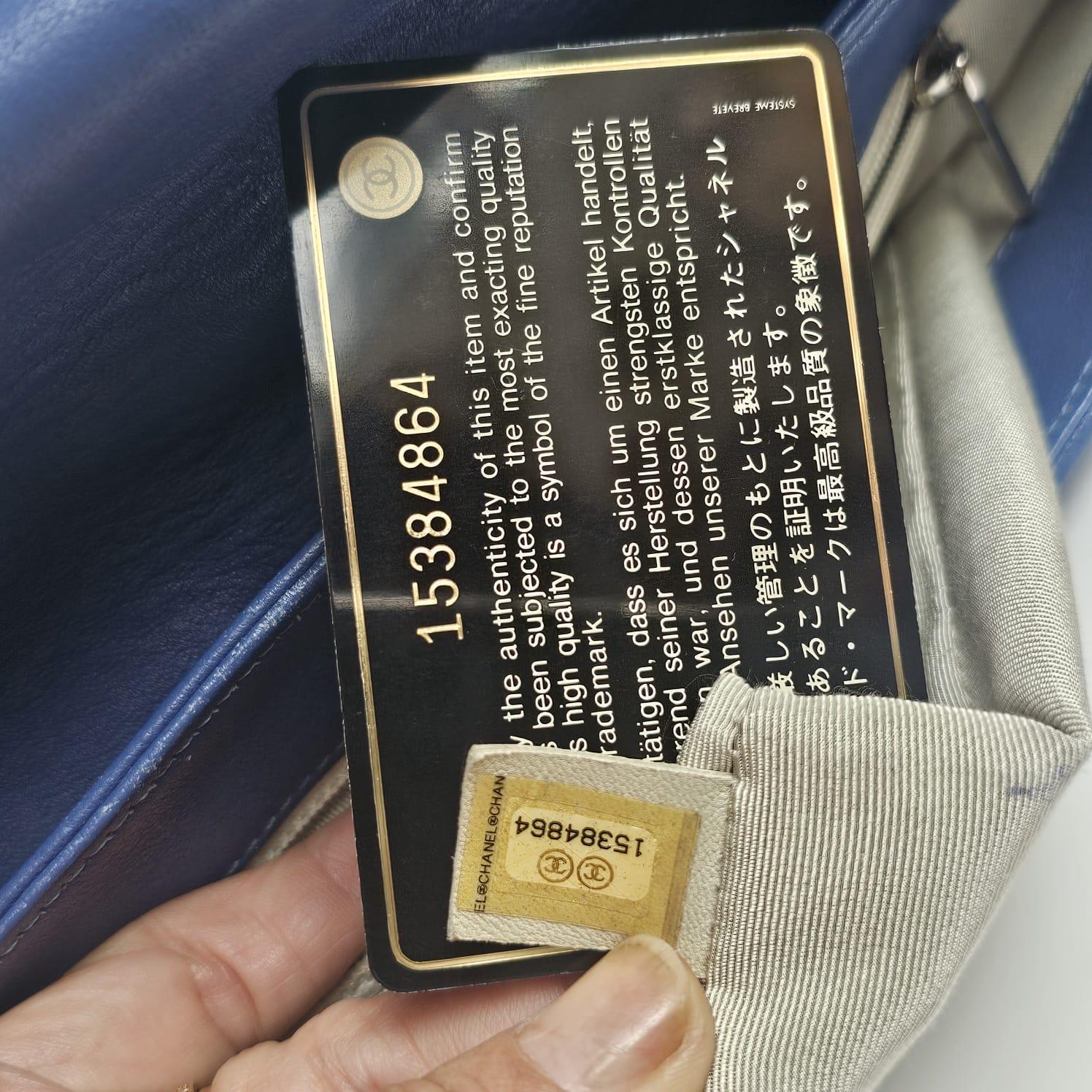 Chanel - Sac à rabat en cuir matelassé avec chaîne, bleu en vente 1
