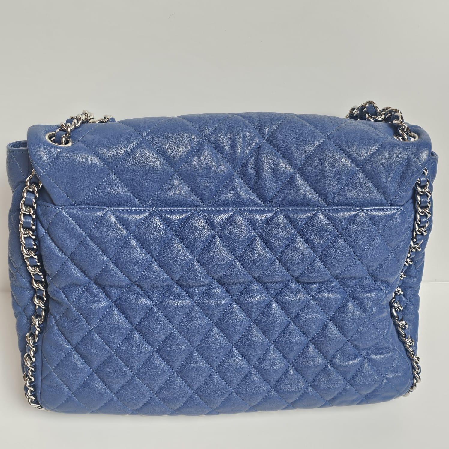Chanel - Sac à rabat en cuir matelassé avec chaîne, bleu en vente 2