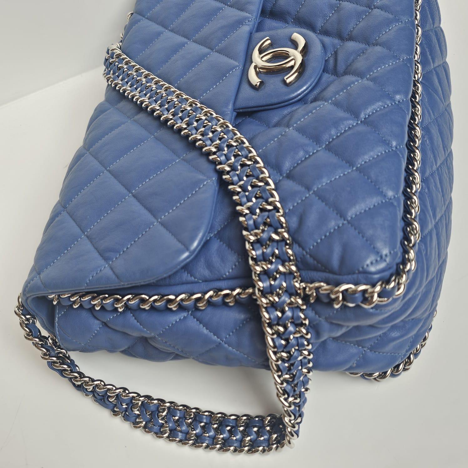 Chanel - Sac à rabat en cuir matelassé avec chaîne, bleu en vente 3