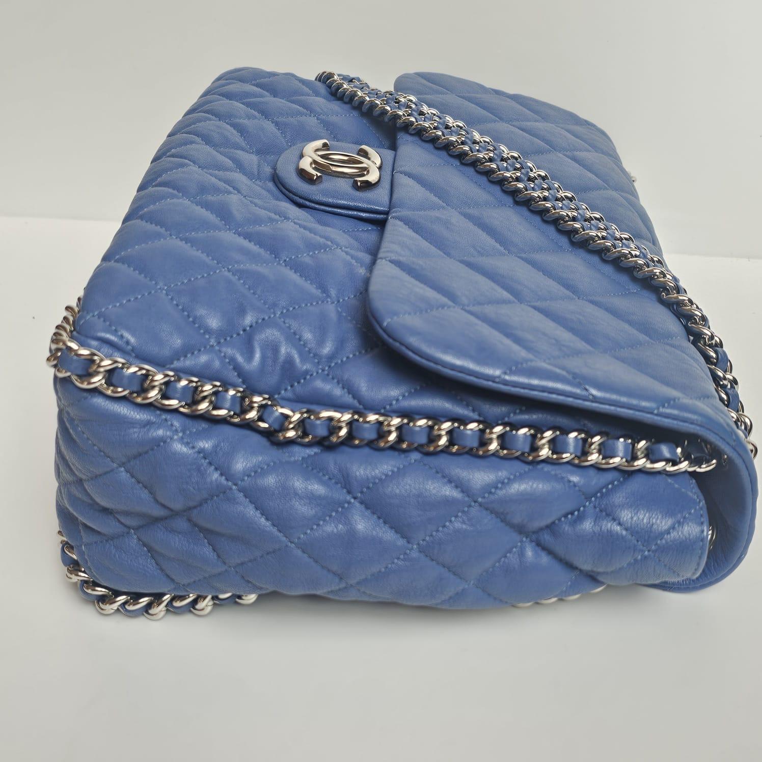Chanel - Sac à rabat en cuir matelassé avec chaîne, bleu en vente 4