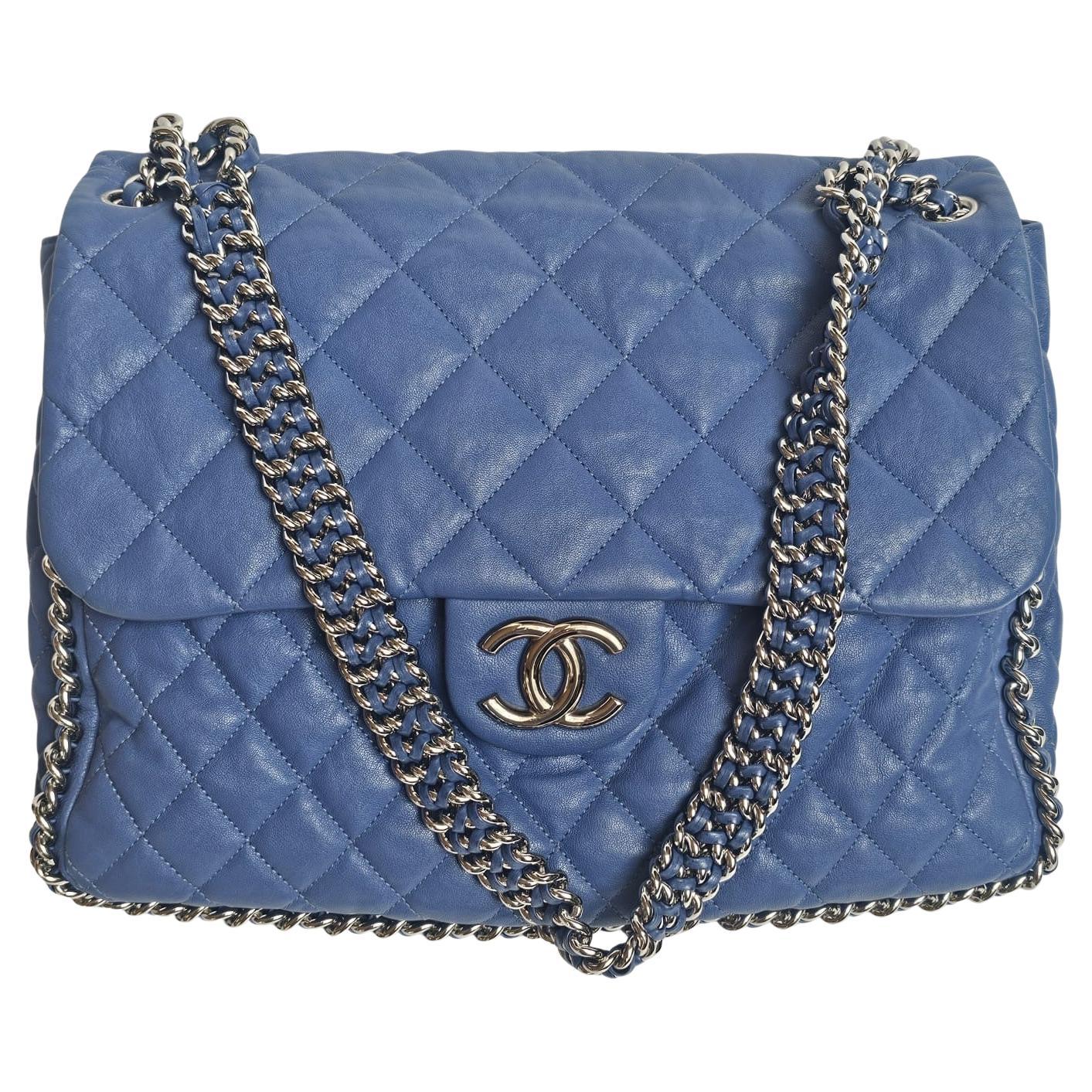Chanel - Sac à rabat en cuir matelassé avec chaîne, bleu en vente