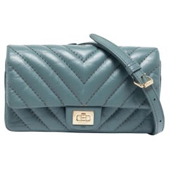 Chanel Reissue 2.55 Gürteltasche aus blauem Leder