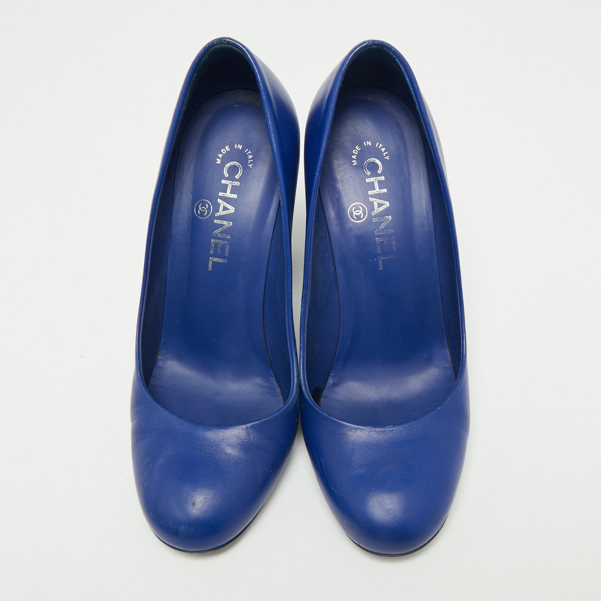Chanel brings to your closet these exquisite pumps made skillfully from leather. The lovely blue pumps flaunt super-stylish, logo-detailed block heels that add an artistic touch to the simple silhouette. They are finished with smooth insoles and