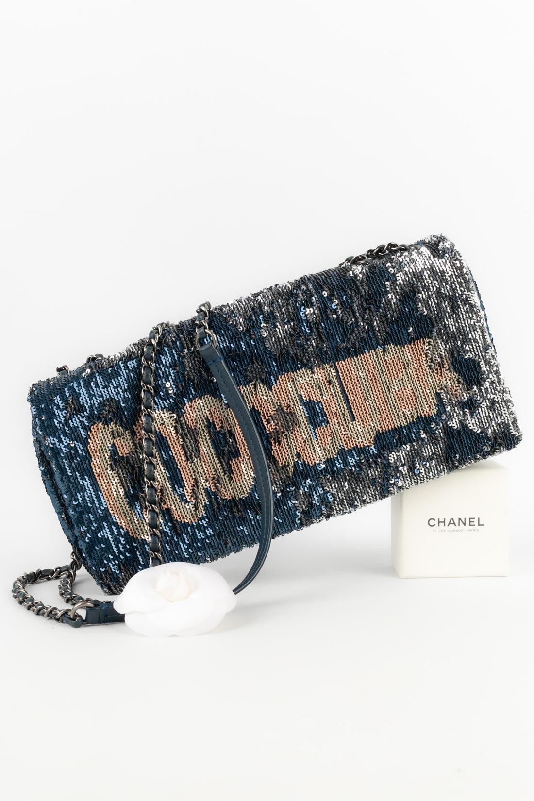 Chanel - (Made in Italy) Blaue Ledertasche mit Paillettenbesatz. Silbrige Metallelemente. Seriennummer. 2017 Resort Collection'S.

Zusätzliche Informationen:
Zustand: Sehr guter Zustand
Abmessungen: Höhe: 15 cm - Länge: 28 cm - Tiefe: 4 cm - Stiel: