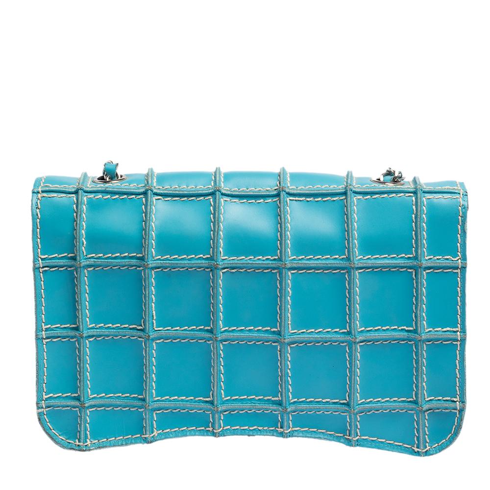 Die Tasche:: in die man diese Saison investieren sollte:: ist diese Kreation von Chanel. Die blaue Tasche mit Überschlag ist aus Leder in einem quadratischen Design gefertigt und hat eine kompakte Größe mit einem ledergefütterten Innenraum. Ein