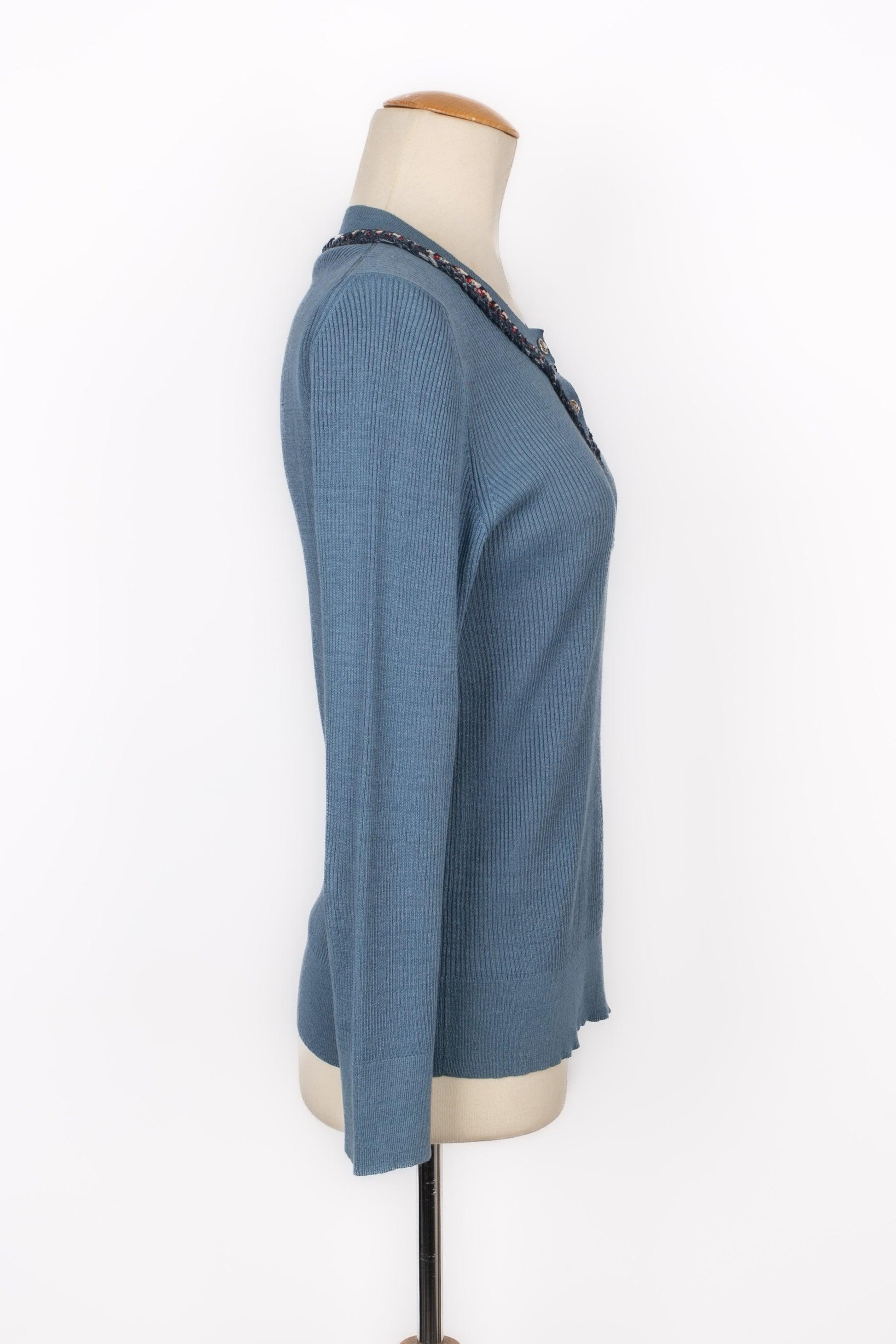 Chanel - (Made in Italy) Long-sleeved top, collar edged with a braid. Silvery metal buttons with resin. Size 42FR indicated.

Additional information:
Condition: Very good condition
Dimensions: Shoulder width: 36 cm - Chest: 45 cm - Sleeve length: 56