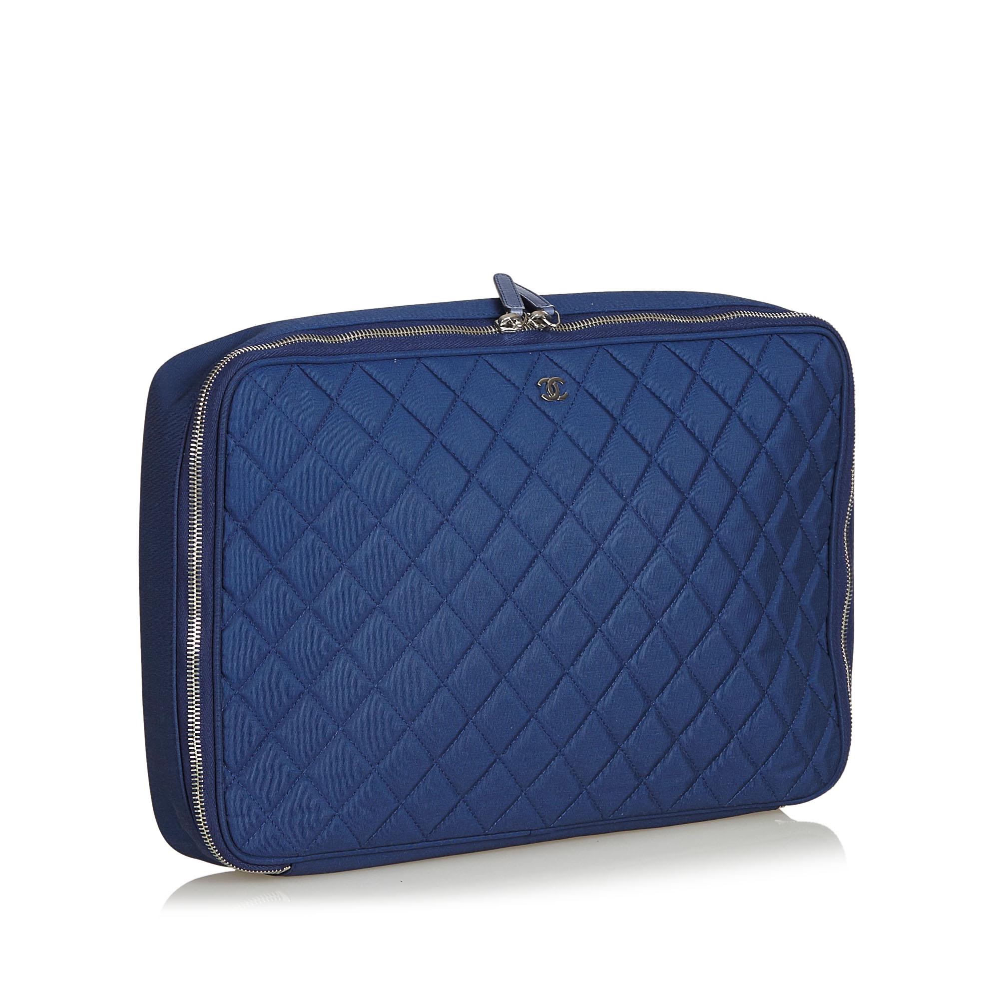 This laptop bag features a quilted nylon body, and a wrap around zip closure. It carries as AB condition rating.

Inclusions: 
This item does not come with inclusions.

Dimensions:
Length: 24.00 cm
Width: 37.00 cm
Depth: 6.00 cm

Serial Number: With