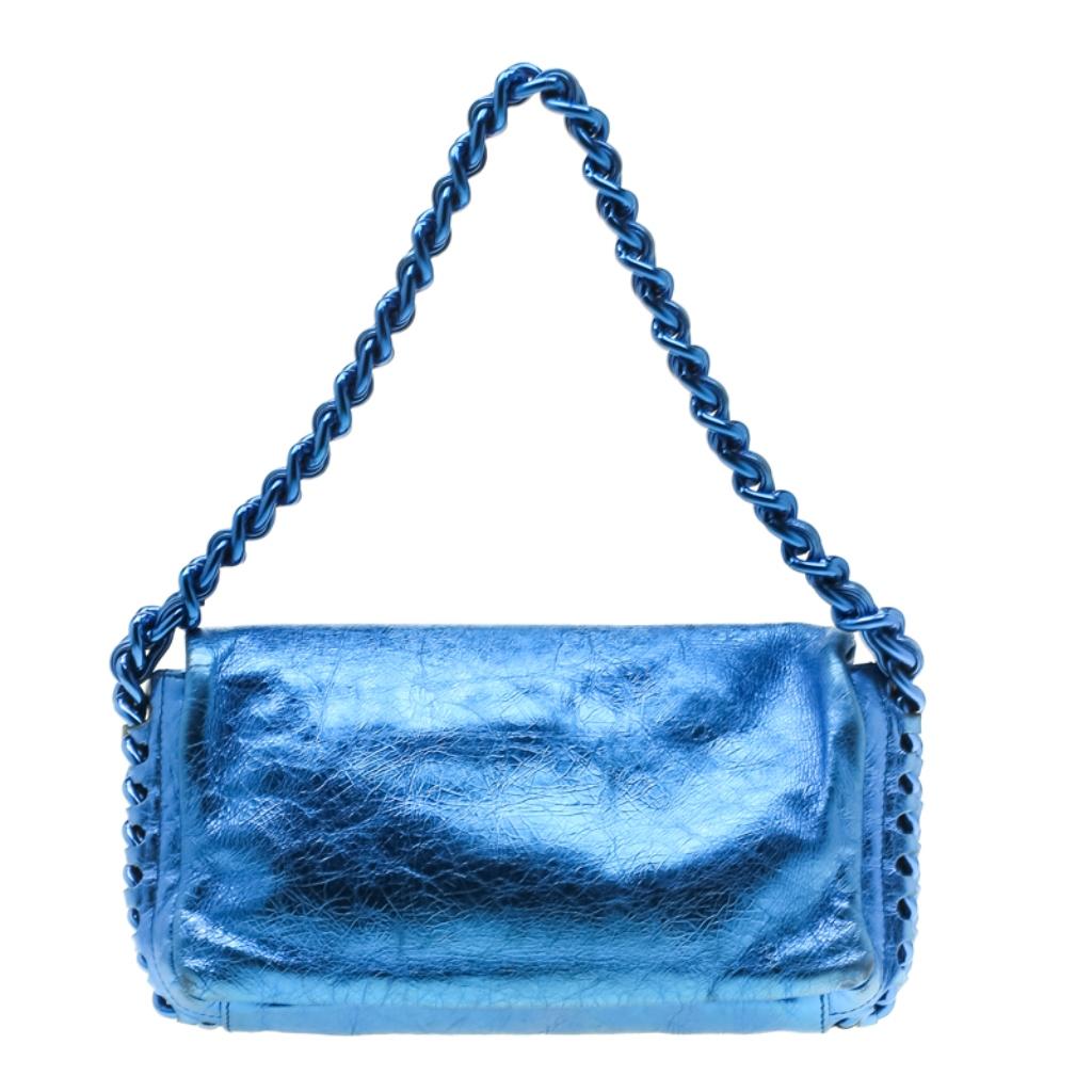 The Modern Chain bag from Chanel is worth noticing. This beautiful metallic blue bag is crafted from leather and features chain link detailing on the sides that extends to form the handle. It flaunts the signature CC logo in a stitch design on the