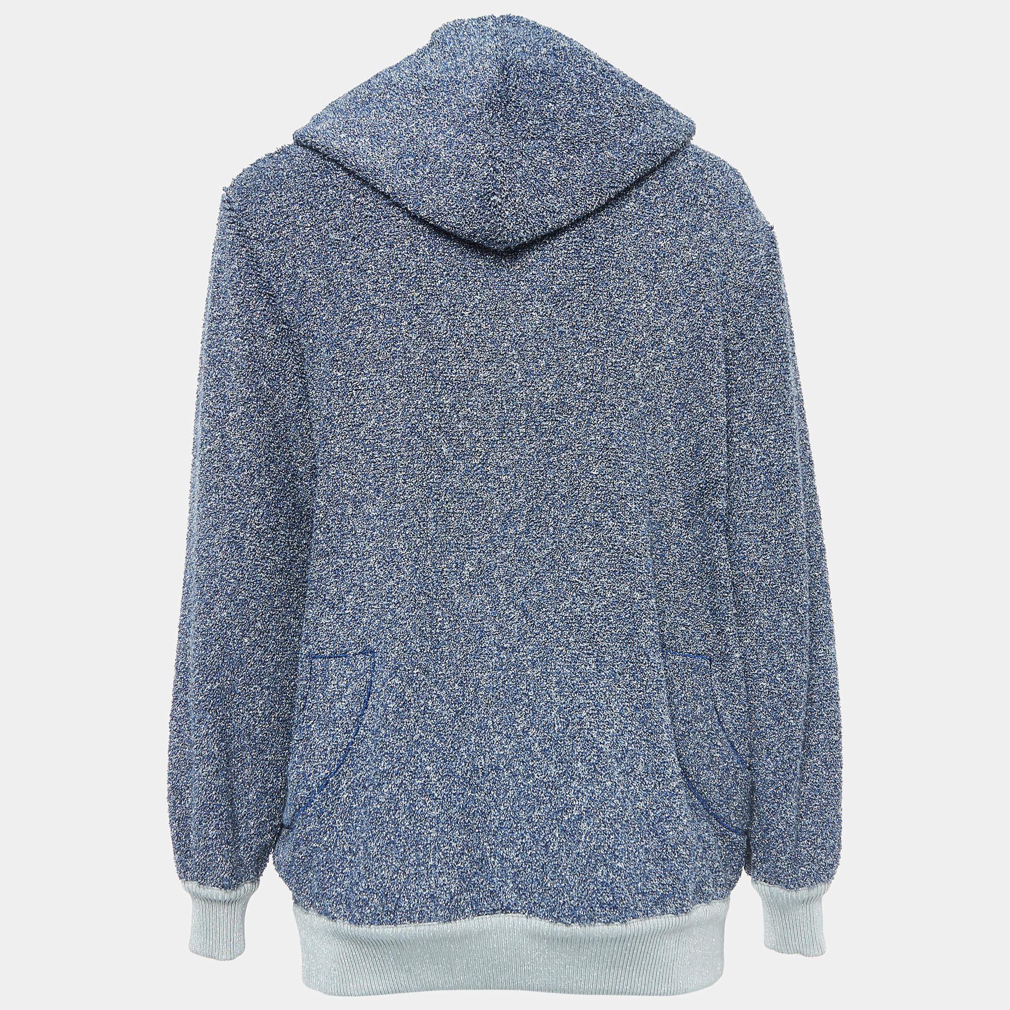 This hoodie is all about sporting a classy and comfy style. It is tailored from soft fabric, which is highlighted with signature accents.


