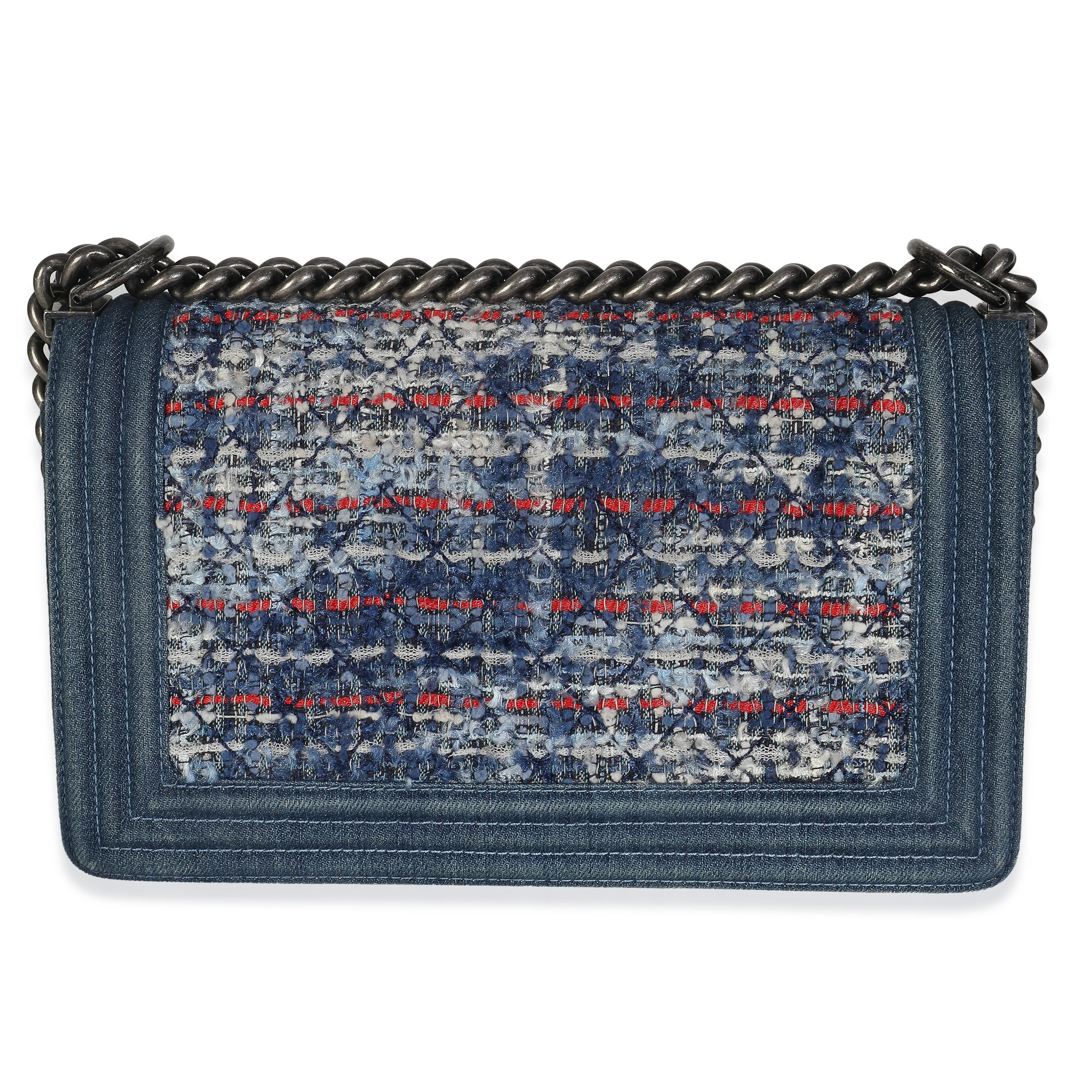 Listing Title : Chanel Bleu Multicolore Denim Quilted Tweed Old Medium Boy Bag
SKU : 147922
MSRP : 7200.00 USD
Condit : Usagé 
Description de l'état : Classique instantané, le sac Boy de Chanel a été lancé en 2011. Le sac matelassé a été conçu par