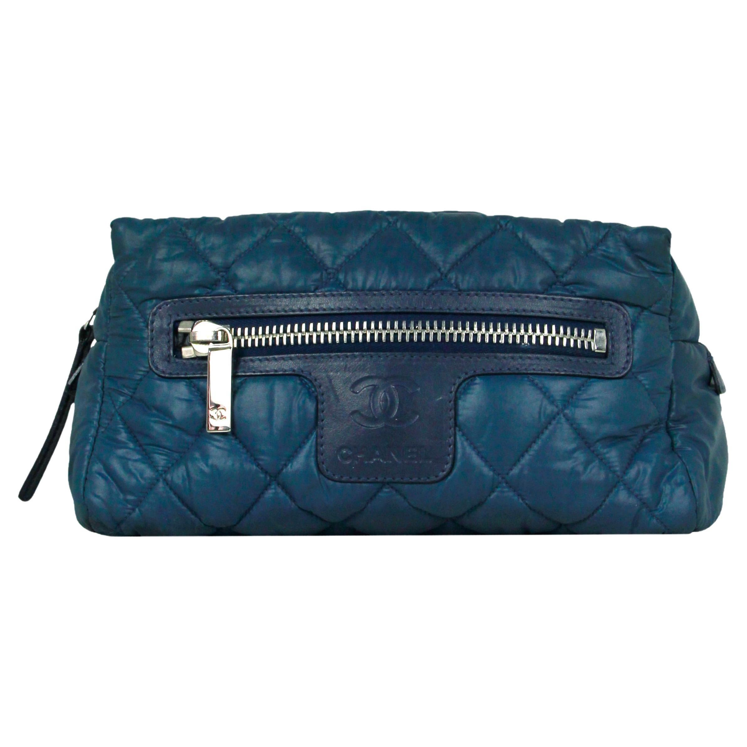 Chanel - Pochette à maquillage Coco Cocoon en nylon bleu en vente