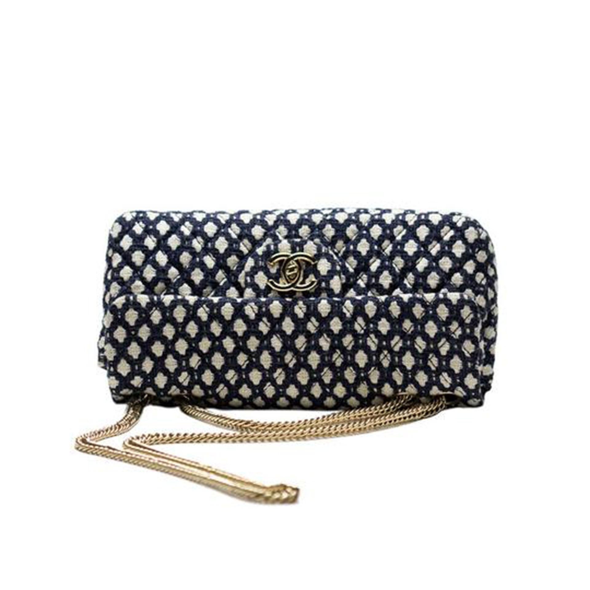 Off white and navy Chanel blue flap with turnlock cc clasp closure

Year: 2008
Gold hardware
Two interior pockets
Navy blue lambskin lined interior
Gold bijoux chain
5.5