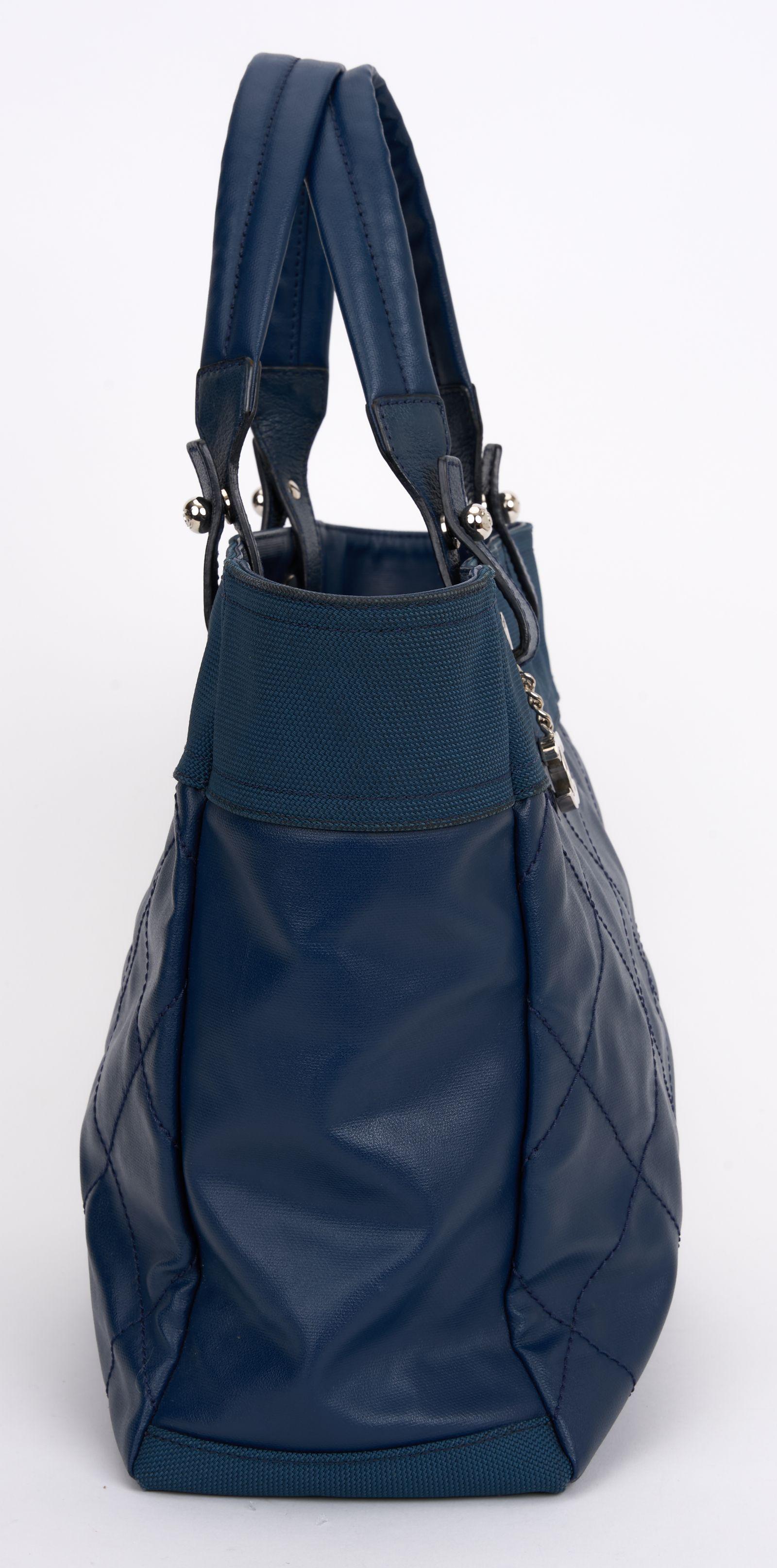Nero Chanel Blu Paris Biarritz PM Tote in vendita