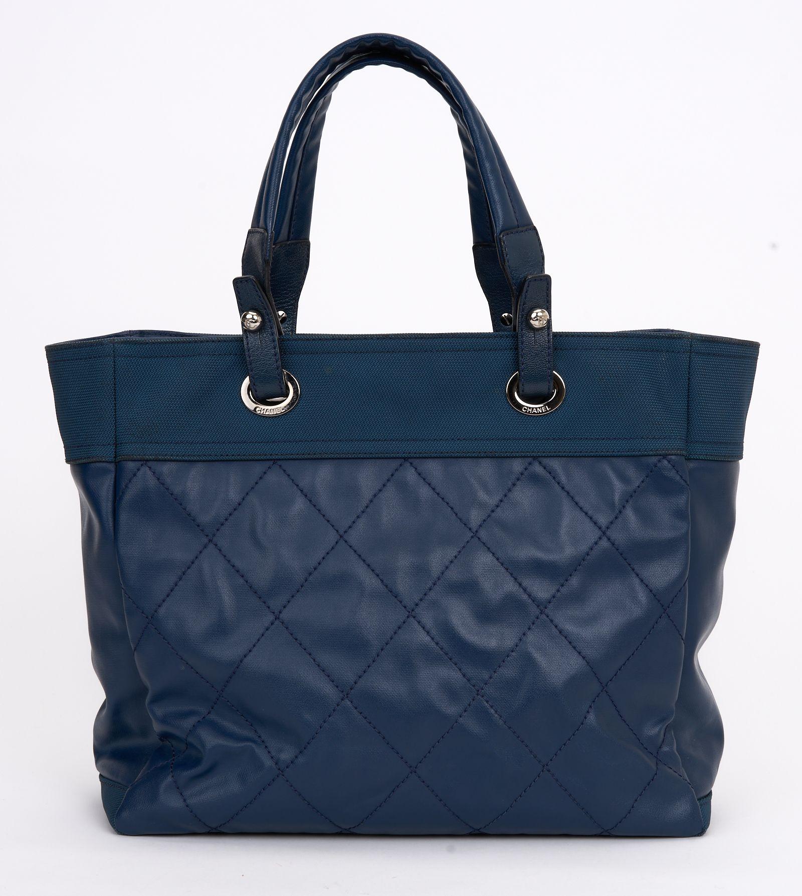 Chanel Blu Paris Biarritz PM Tote In condizioni ottime in vendita a West Hollywood, CA