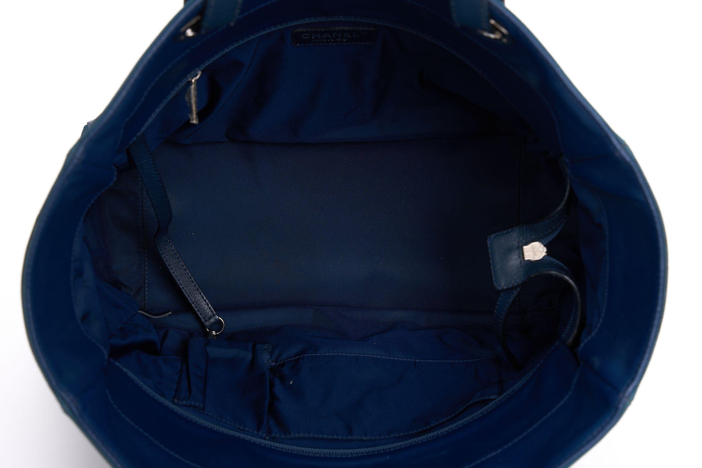Chanel Blu Paris Biarritz PM Tote in vendita 2