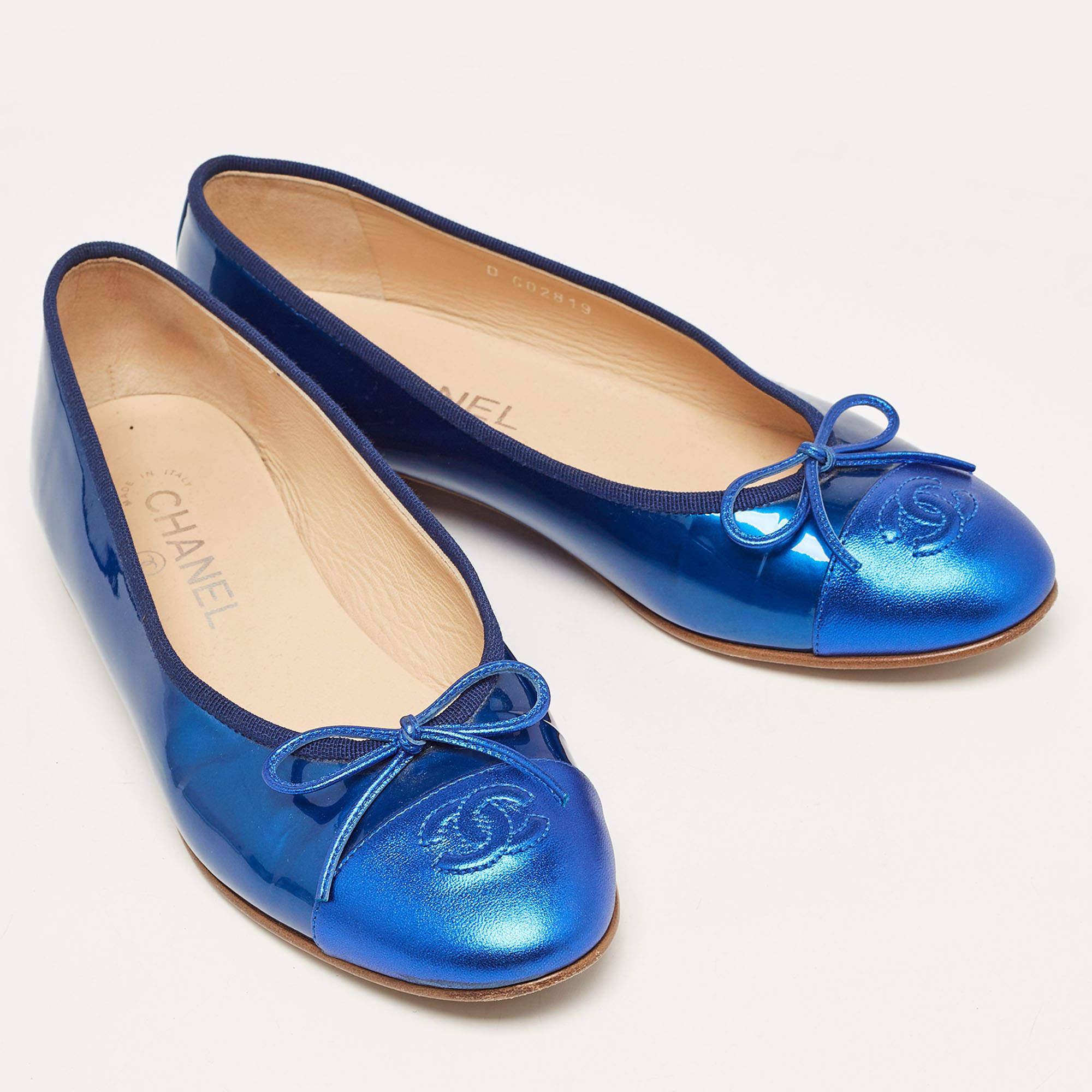 Chanel Blue Patent and Leather CC Cap Toe Bow Ballet Flats Size 38 In Good Condition For Sale In Dubai, Al Qouz 2