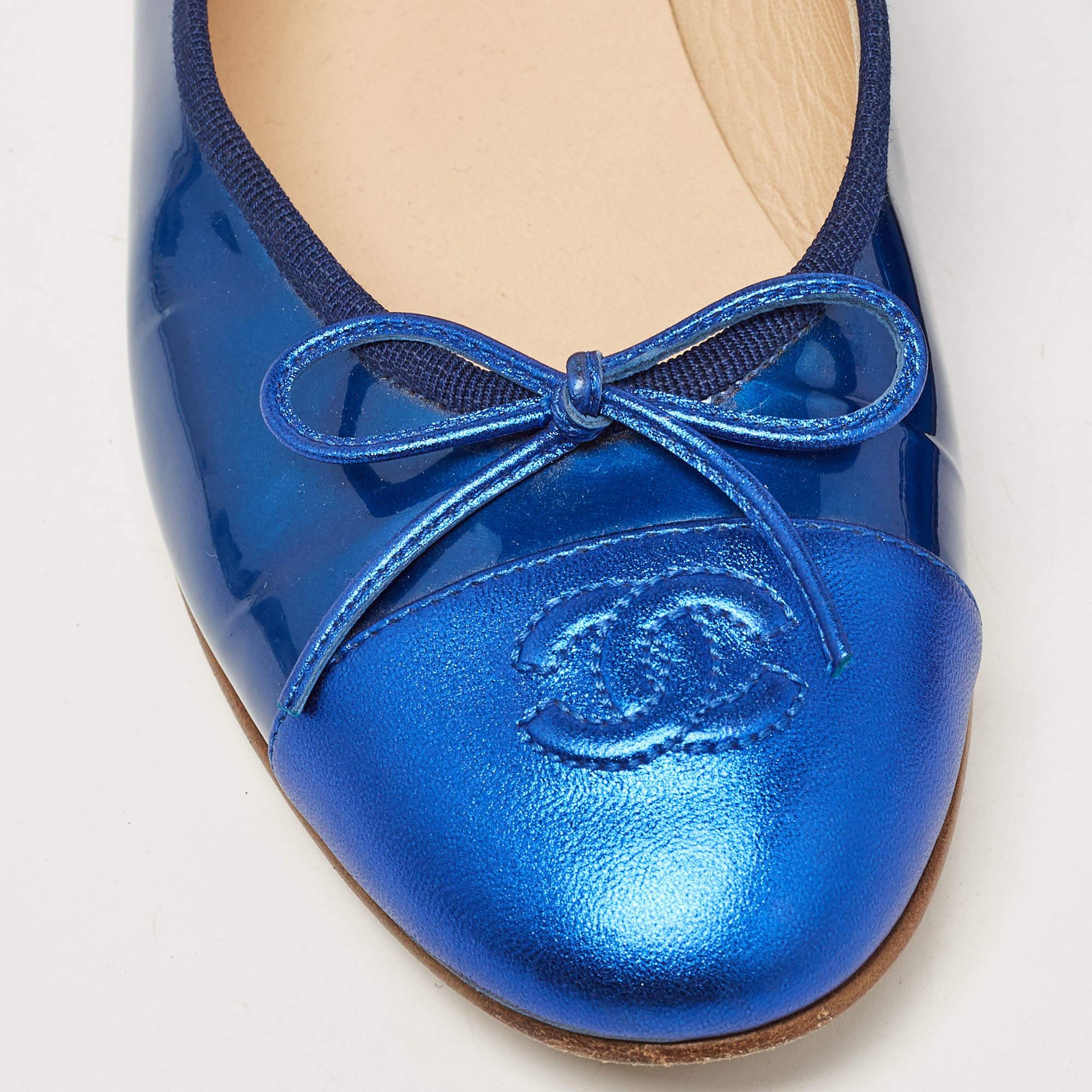 Chanel Blue Patent and Leather CC Cap Toe Bow Ballet Flats Size 38 For Sale 2