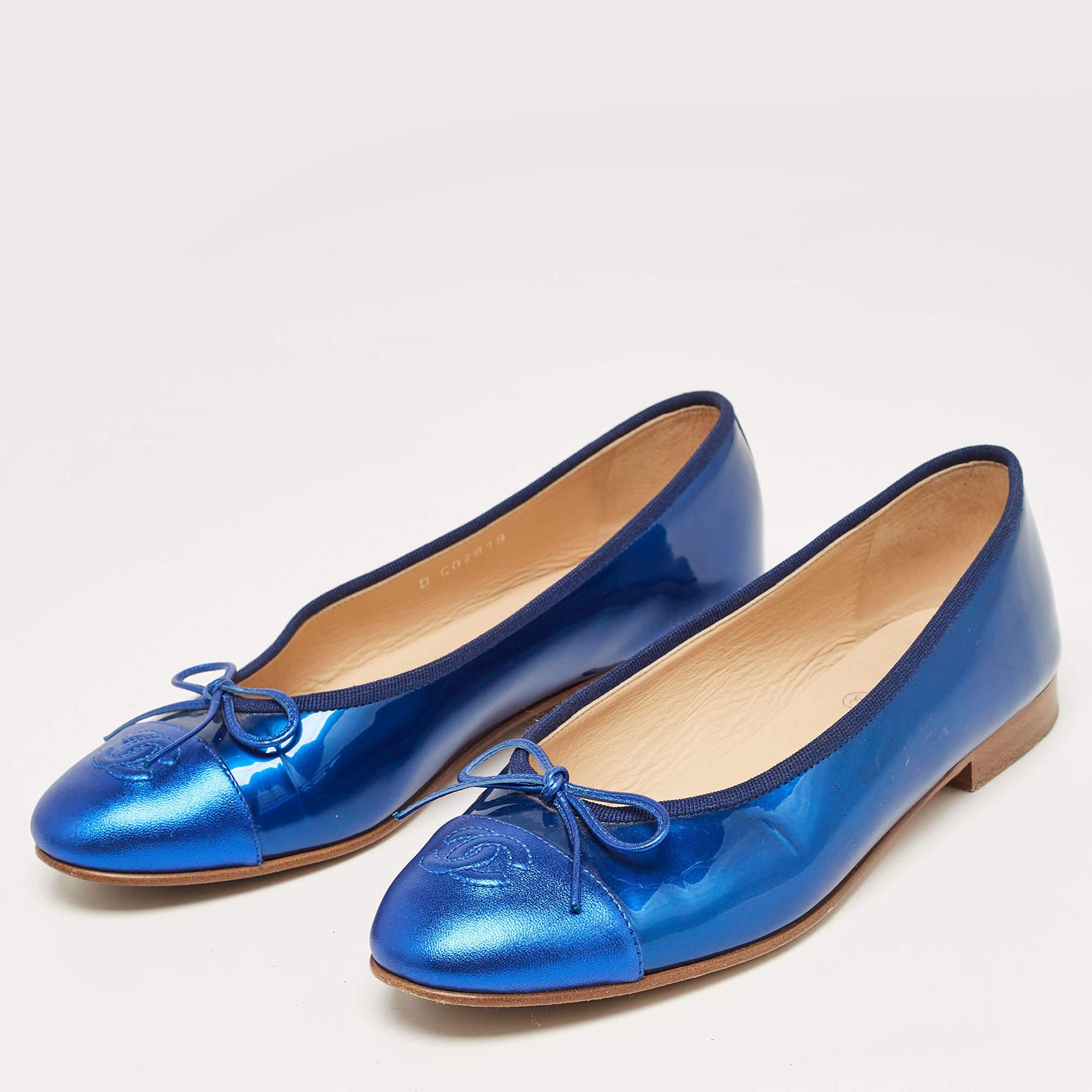 Chanel Blue Patent and Leather CC Cap Toe Bow Ballet Flats Size 38 For Sale 3