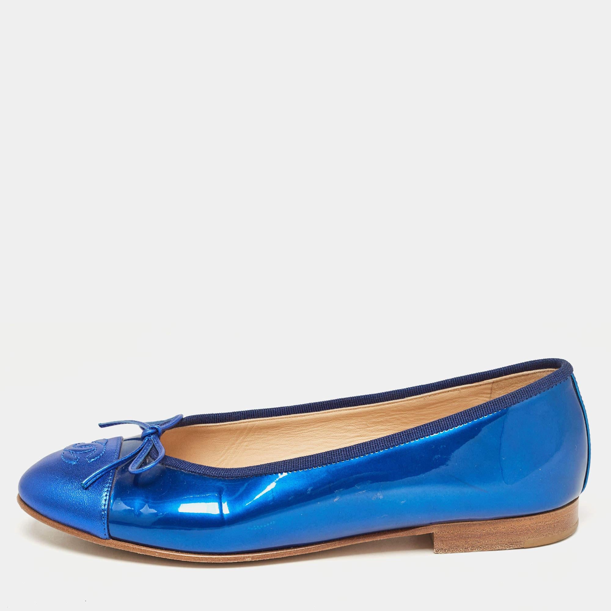 Chanel Blue Patent and Leather CC Cap Toe Bow Ballet Flats Size 38 For Sale 4