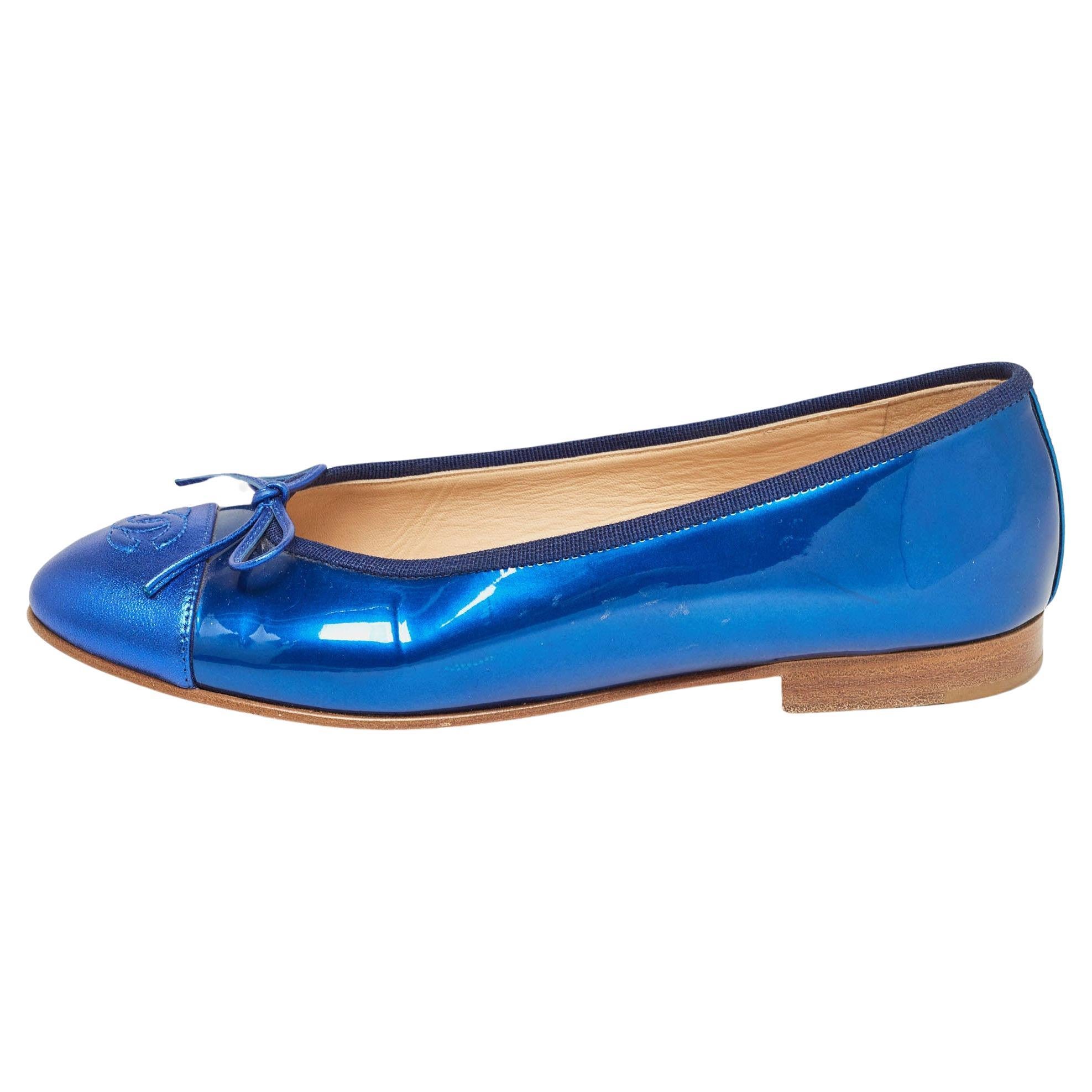 Chanel Blue Patent and Leather CC Cap Toe Bow Ballet Flats Size 38 For Sale