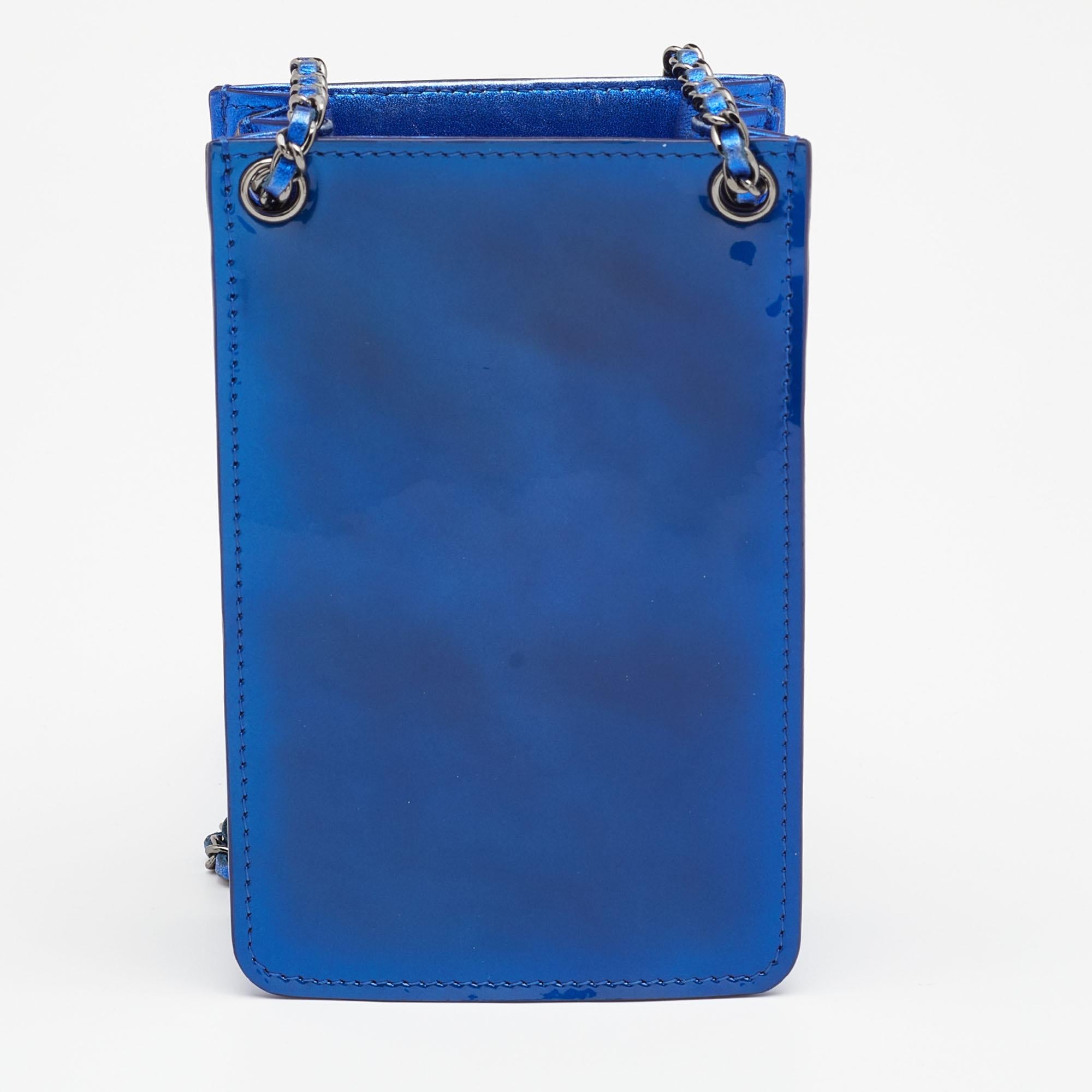 Each design of Chanel is admired for its elevated creativity and luxurious appeal. This phone holder is stylish and practical. Crafted from leather and patent leather, it comes with an interior spacious enough to store your phone and other