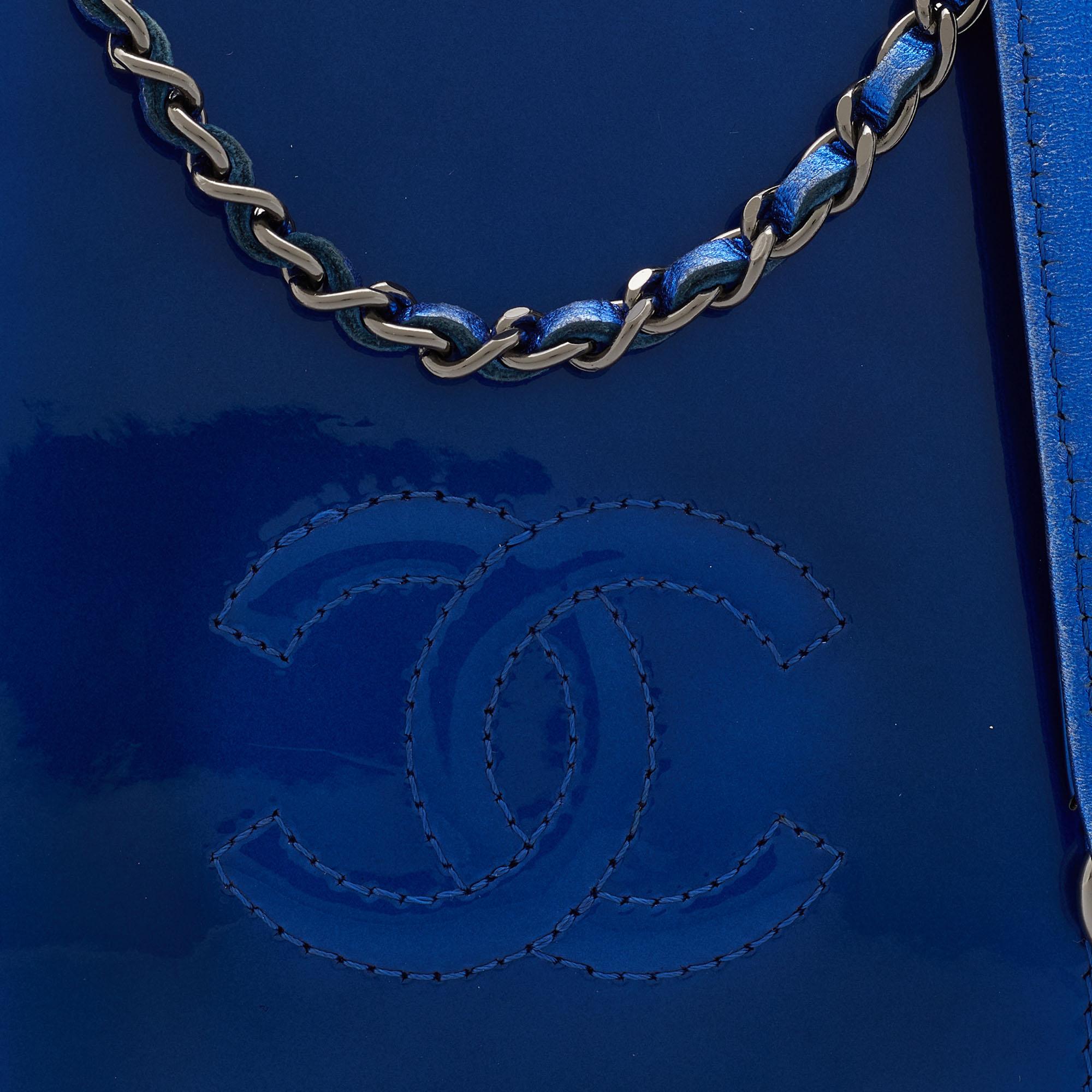 Chanel Blue Patent and Leather CC Phone Holder Crossbody Bag In Good Condition In Dubai, Al Qouz 2