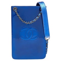 Chanel - Sac à bandoulière porte- téléphone CC en cuir et verni bleu