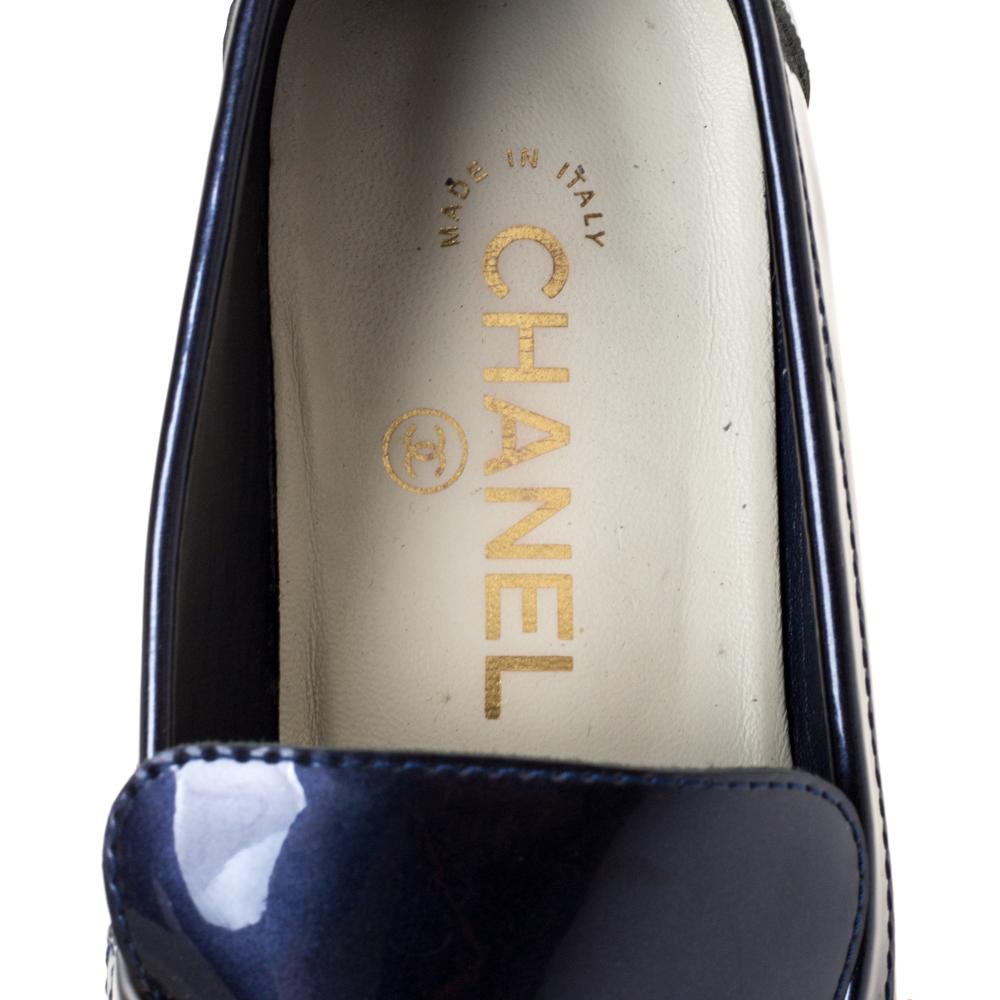 Chanel Blue Patent Leather CC Loafer Size 38.5 In Fair Condition In Dubai, Al Qouz 2