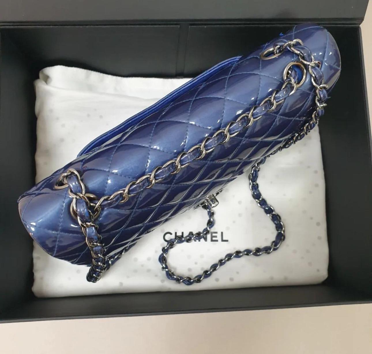 Absolutely Stunning Chanel Timeless Classic Jumbo in Blue Patent Leather with silver hardware.
26*16*6 cm
From Cruise 2013
Very good condition. Slight signs of wear seen on pics

No box. No dust bag.