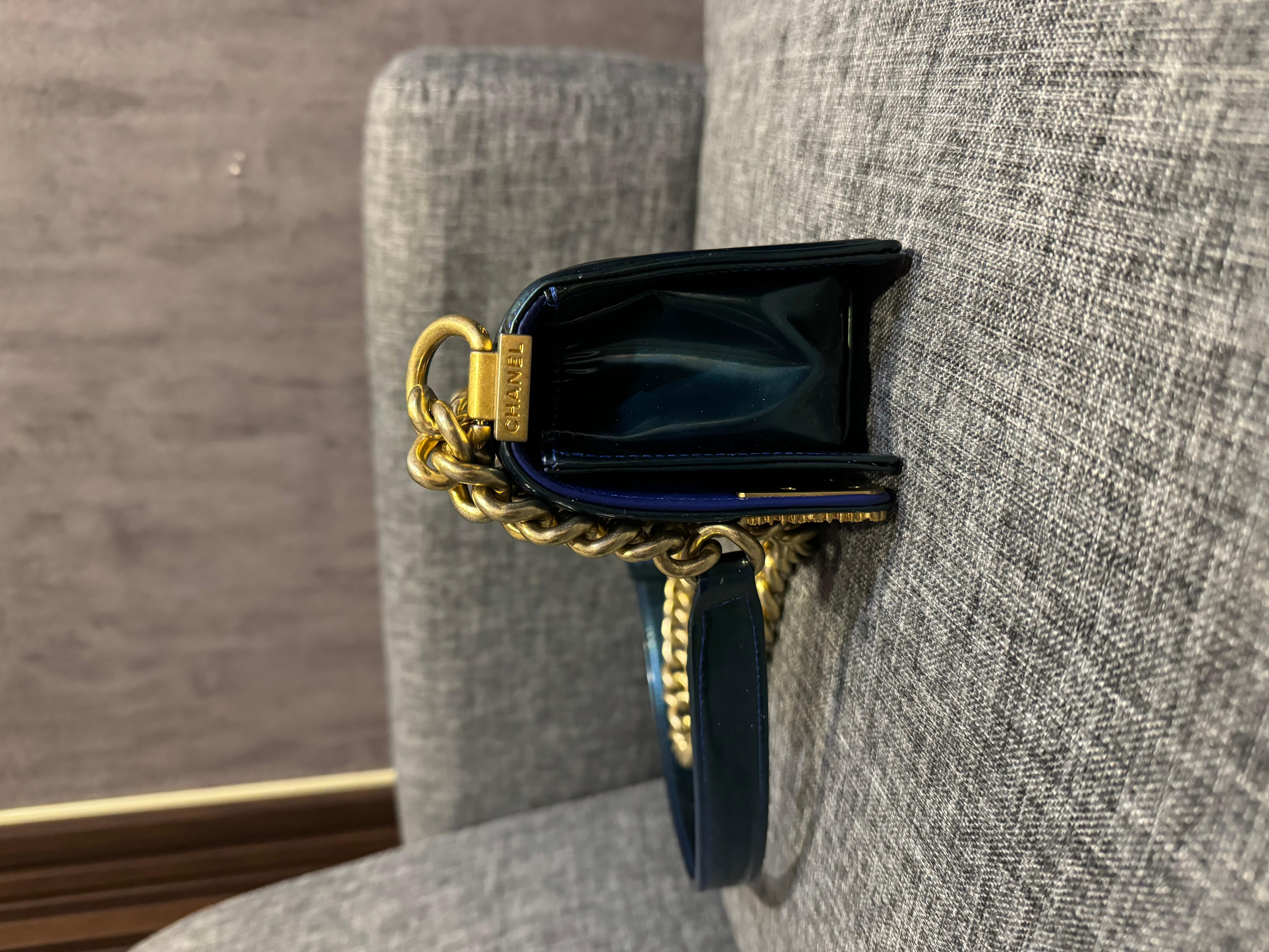 Chanel mini sac bandoulière Boy matelassé bleu verni en vente 4